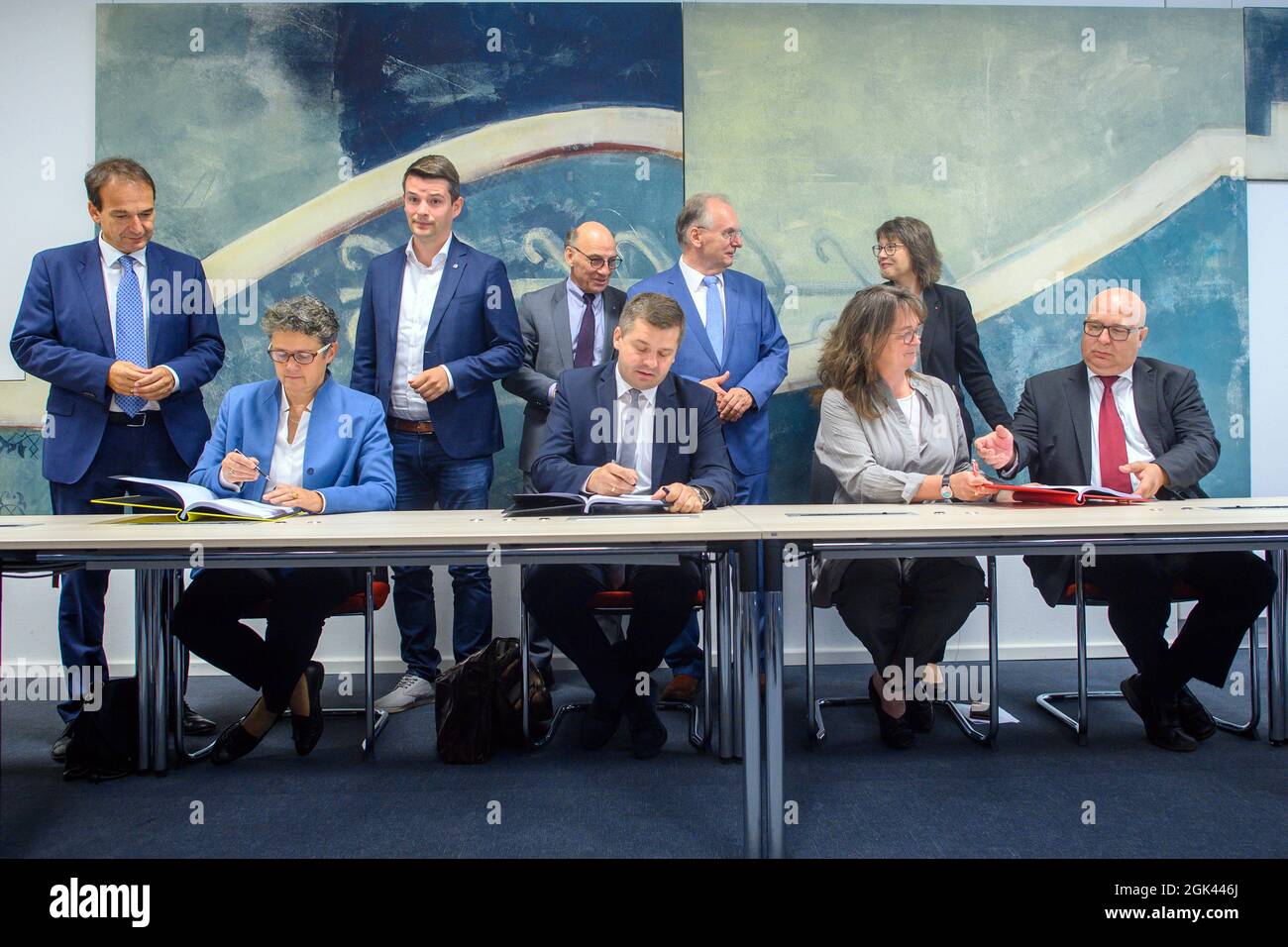 13. September 2021, Sachsen-Anhalt, Magdeburg: Andreas Silbersack (FDP, l-r), Fraktionsvorsitzende, Lydia Hüskens und Marcus Faber, beide FDP-Führer in Sachsen-Anhalt, Siegfried Borgwardt (CDU), Fraktionsvorsitzender, Sven Schulze, CDU-Vorsitzender in Sachsen-Anhalt, Reiner Haseloff (CDU), amtierende Ministerpräsidentin von Sachsen-Anhalt, Juliane Kleemann, Die Vorsitzende der SPD in Sachsen-Anhalt, Katja Pähle (SPD), Vorsitzende der SPD-Bundestagsfraktion, und Andreas Schmidt, Vorsitzende der SPD in Sachsen-Anhalt. Sitzen am Tisch und unterzeichnen den Koalitionsvertrag. Die Führer unterzeichneten die Stockfoto
