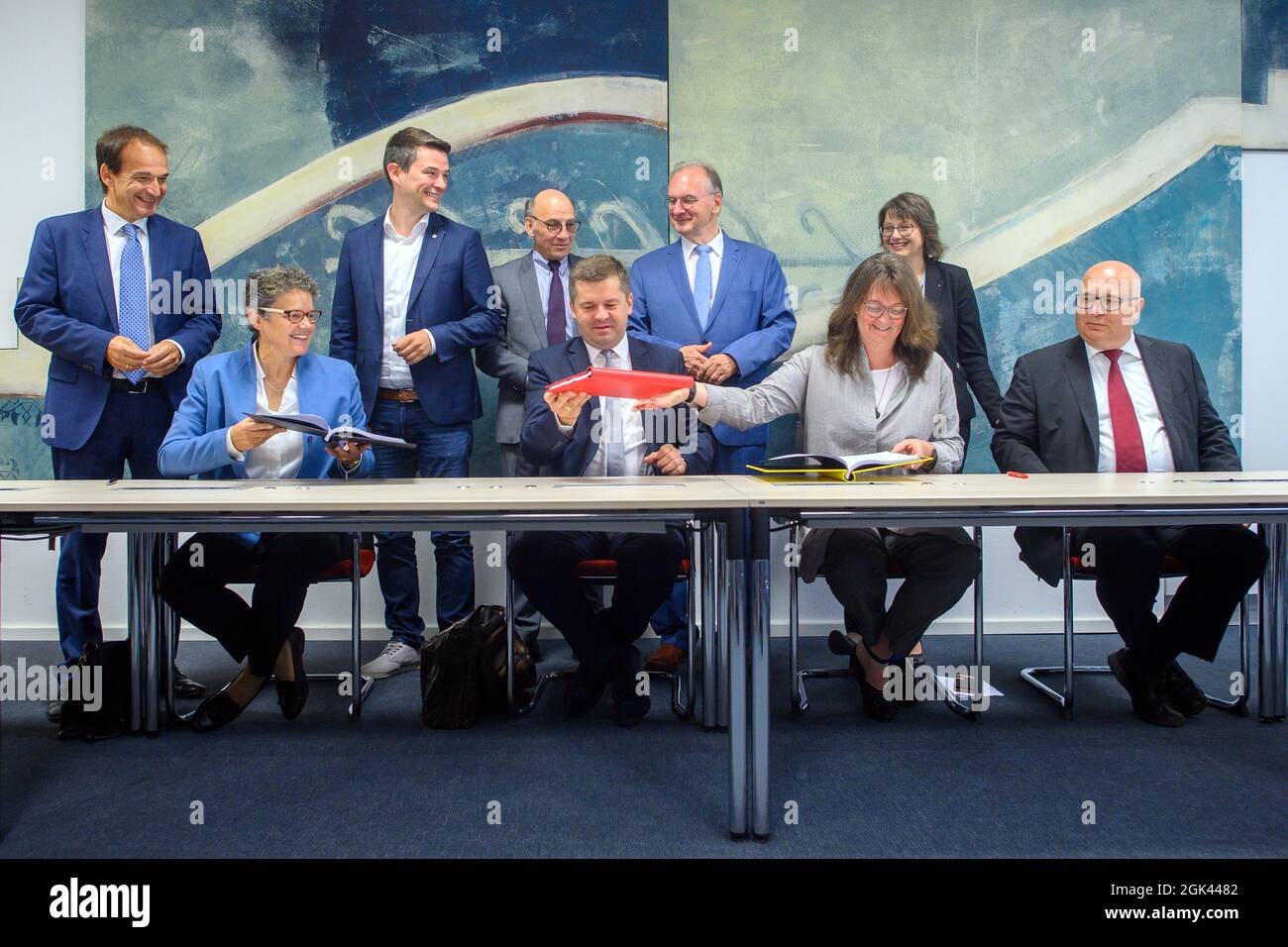 13. September 2021, Sachsen-Anhalt, Magdeburg: Andreas Silbersack (FDP, l-r), Fraktionsvorsitzende, Lydia Hüskens und Marcus Faber, beide FDP-Führer in Sachsen-Anhalt, Siegfried Borgwardt (CDU), Fraktionsvorsitzender, Sven Schulze, CDU-Vorsitzender in Sachsen-Anhalt, Reiner Haseloff (CDU), amtierende Ministerpräsidentin von Sachsen-Anhalt, Juliane Kleemann, Die Vorsitzende der SPD in Sachsen-Anhalt, Katja Pähle (SPD), Vorsitzende der SPD-Bundestagsfraktion, und Andreas Schmidt, Vorsitzende der SPD in Sachsen-Anhalt. Sitzen am Tisch und unterzeichnen den Koalitionsvertrag. Die Vorsitzenden unterzeichneten die Stockfoto
