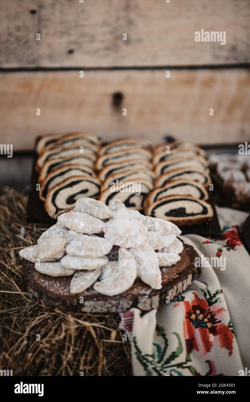 Vertikale Nahaufnahme der Schokoladencreme Schweizer Brötchen mit Lebkuchen. Stockfoto