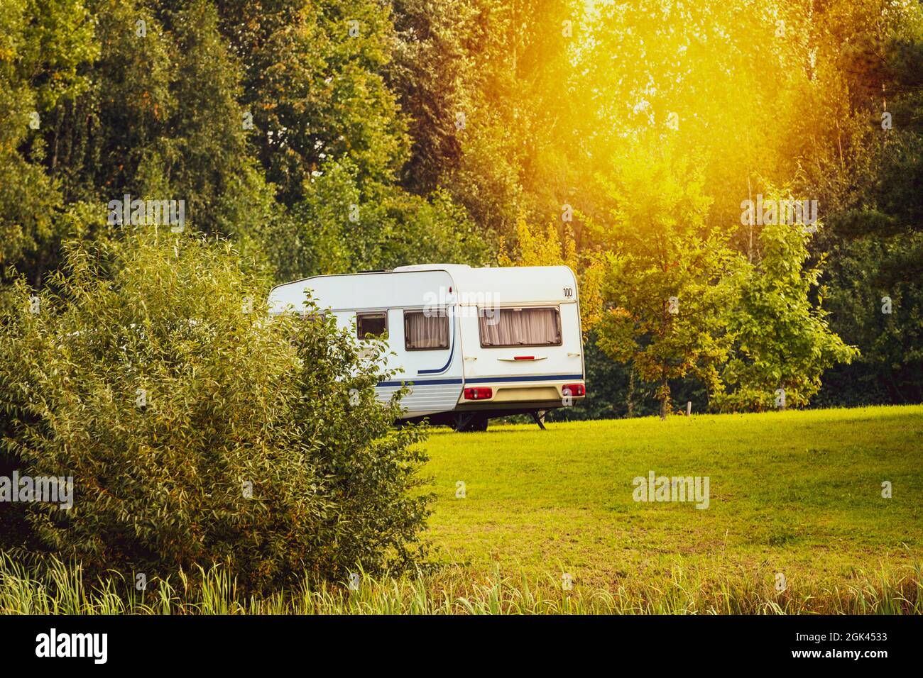 Familienurlaub RV, Urlaub Reise in Wohnmobil. Camper Van Road Trip und Scenic Camping in einem schönen Ort Stockfoto