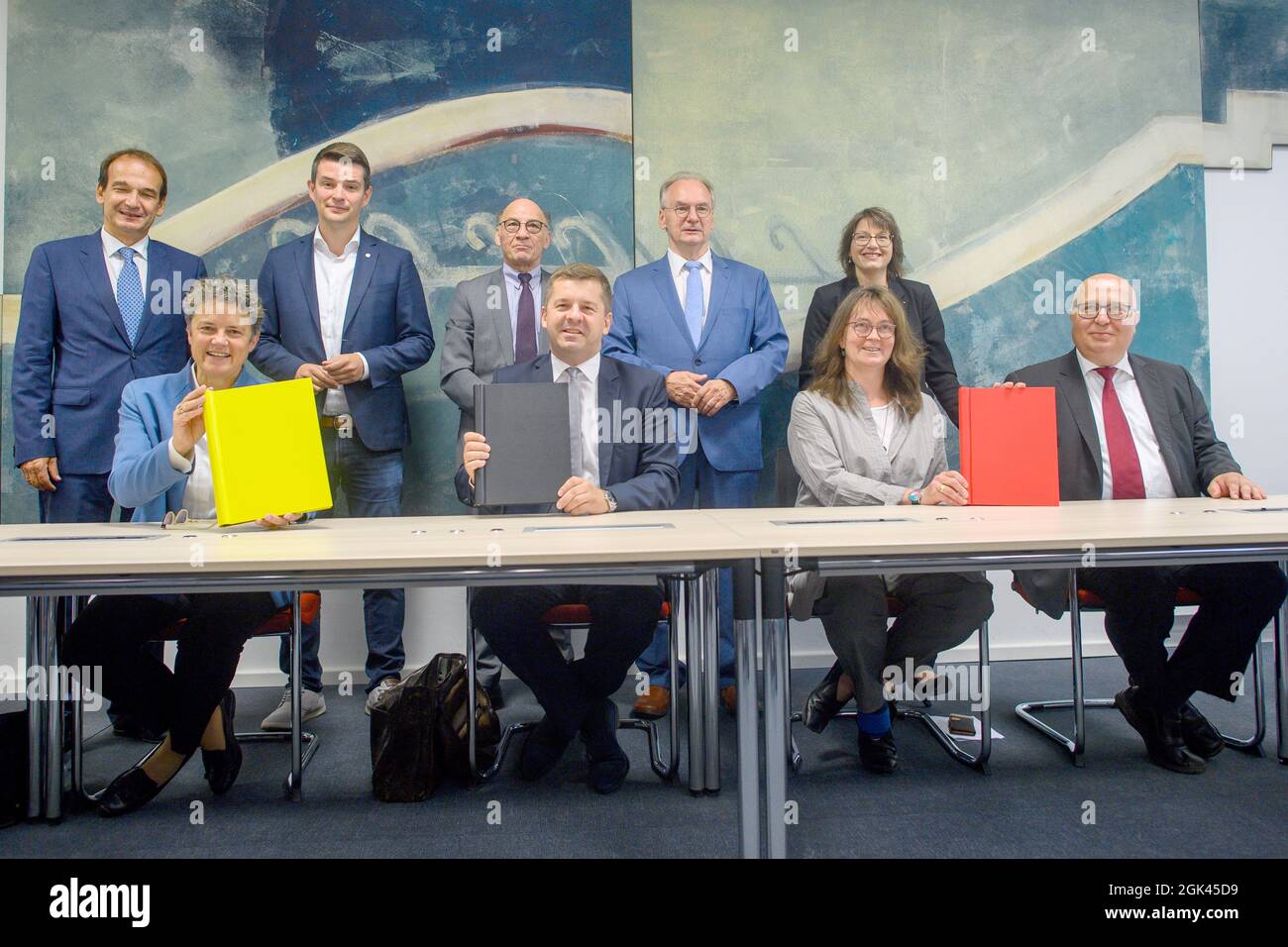 13. September 2021, Sachsen-Anhalt, Magdeburg: Andreas Silbersack (FDP, l-r), Fraktionsvorsitzende, Lydia Hüskens und Marcus Faber, beide FDP-Führer in Sachsen-Anhalt, Siegfried Borgwardt (CDU), Fraktionsvorsitzender, Sven Schulze, CDU-Vorsitzender in Sachsen-Anhalt, Reiner Haseloff (CDU), amtierende Ministerpräsidentin in Sachsen-Anhalt, Katja Pähle (SPD), Die Bundestagsabgeordneten sowie Juliane Kleemann und Andreas Schmidt, beide SPD-Führer in Sachsen-Anhalt, zeigen den unterzeichneten Koalitionsvertrag. Am 16. September 2021 wird das landtag die Min. Einberufen und wählen Stockfoto