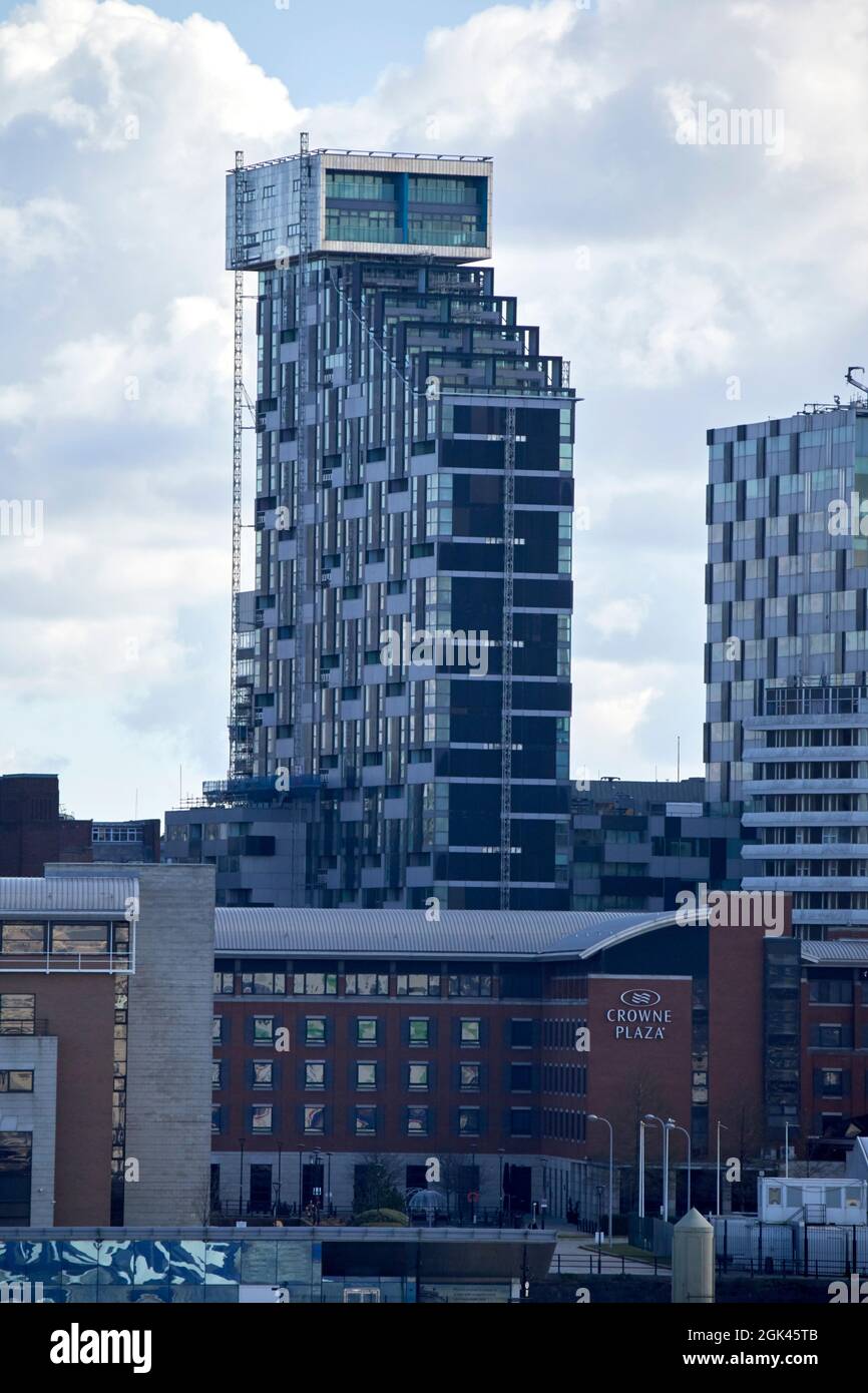 Wohnturm im Einheitgebäude und crowne plaza Hotel liverpool england Stockfoto