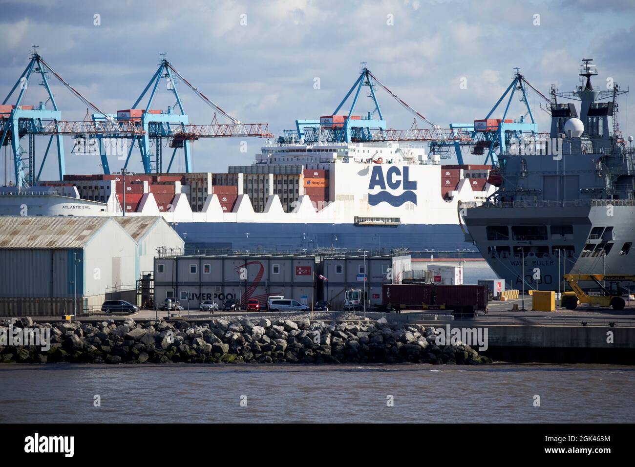 Großes Containerschiff am seaforth freeport Containerterminal seaforth dockt Liverpool england an Stockfoto
