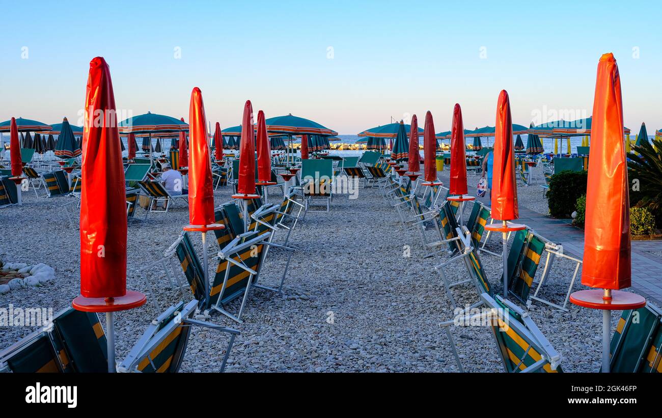 Fano Beach, Marken, Italien. Bunte Schirme. Halb offen, halb geschlossen. Stockfoto