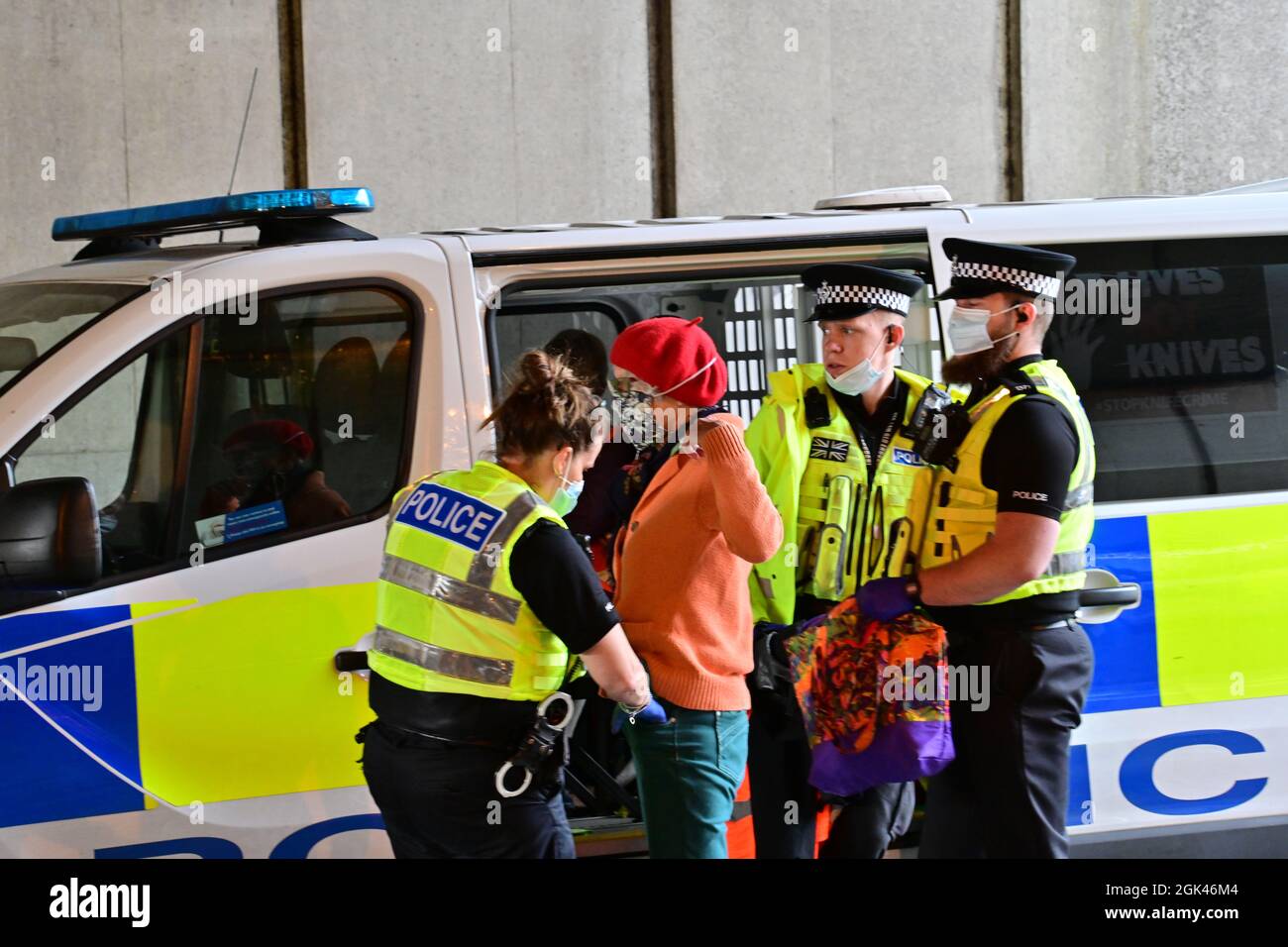 Isolate Britain Climate Aktivist Protestteilnehmer verhaftet Block A41 M25 J20 Kreisverkehr in Hertfordshire zwischen Watford und Kings Langley mit Polizei vor Ort Stockfoto