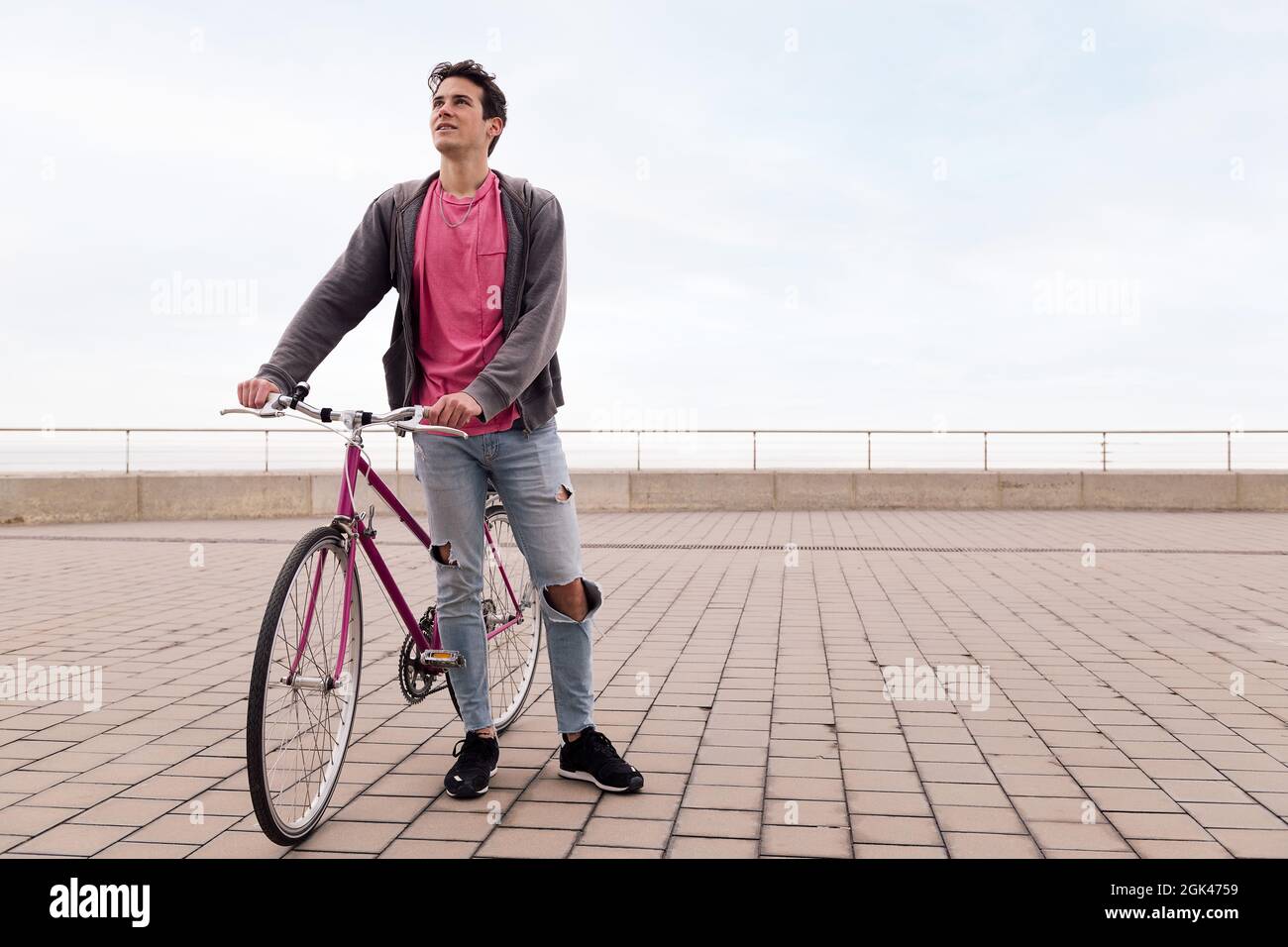 Hübscher junger Student mit einem Vintage-Fahrrad, Konzept für nachhaltigen  Transport und urbanen Lebensstil, Platz für Text kopieren Stockfotografie -  Alamy