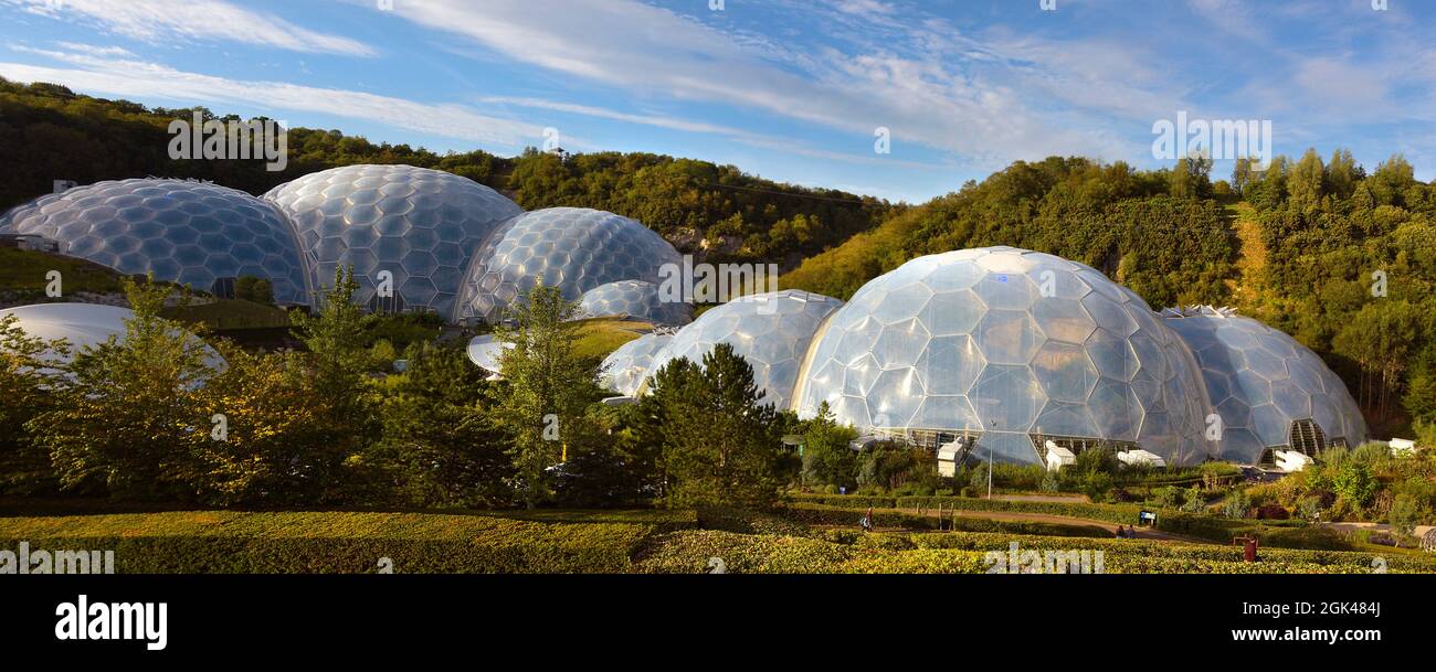 Ein Panoramablick auf die atemberaubenden und ikonischen Biomes des Eden Project in Cornwall. Stockfoto