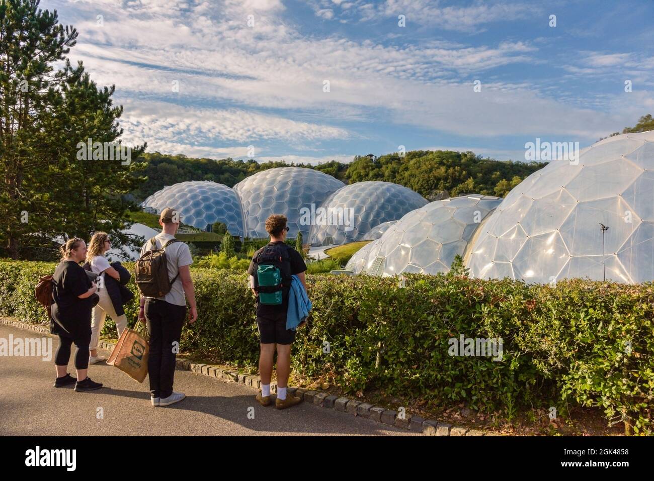 Besucher genießen den beeindruckenden Anblick der Biodome im Eden Project in Cornwall. Stockfoto