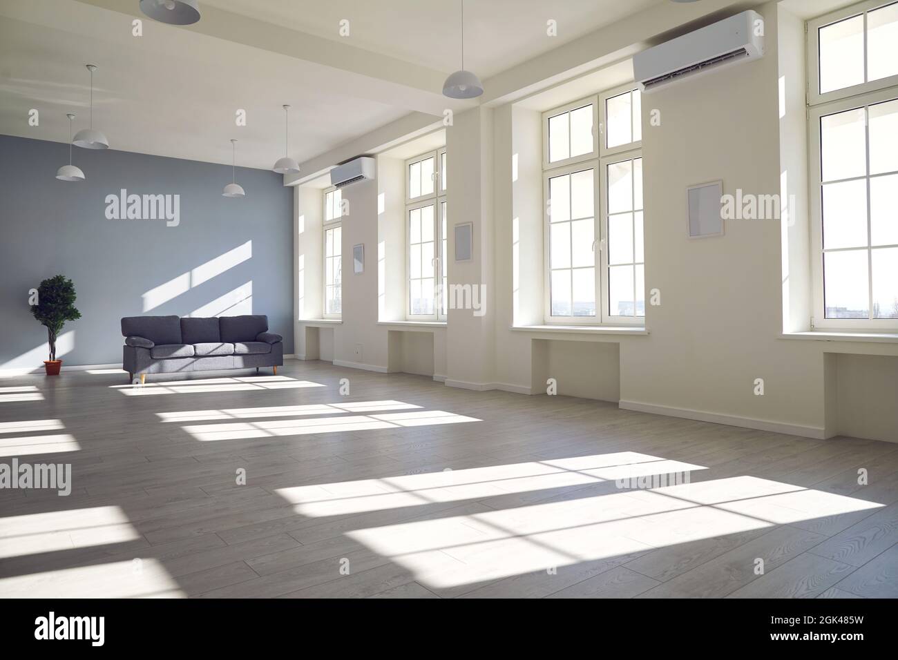 Interieur eines großen leeren Zimmers einer großen modernen unmöblierten Wohnung an einem sonnigen Tag Stockfoto