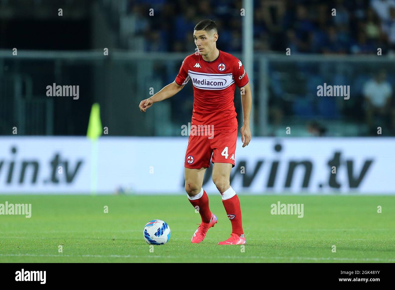 Bergamo, Italien. 11. September 2021. Nikola Milenkovic vom AFC Fiorentina kontrolliert den Ball während des Serie A Spiels zwischen Atalanta BC und ACF Fiorentina . Stockfoto