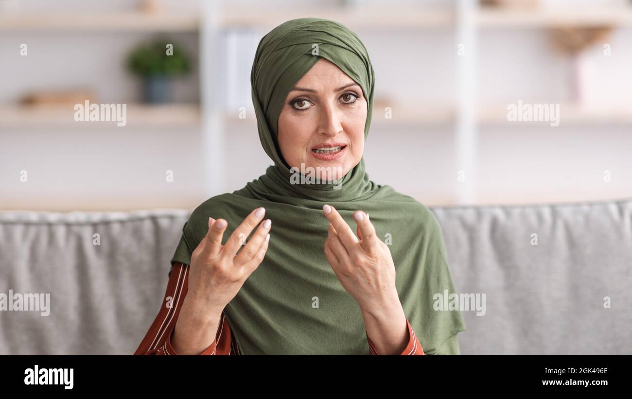 Headshot Of Middle-Aged Muslim Lady Talking Communicating Online Indoor, Panorama Stockfoto