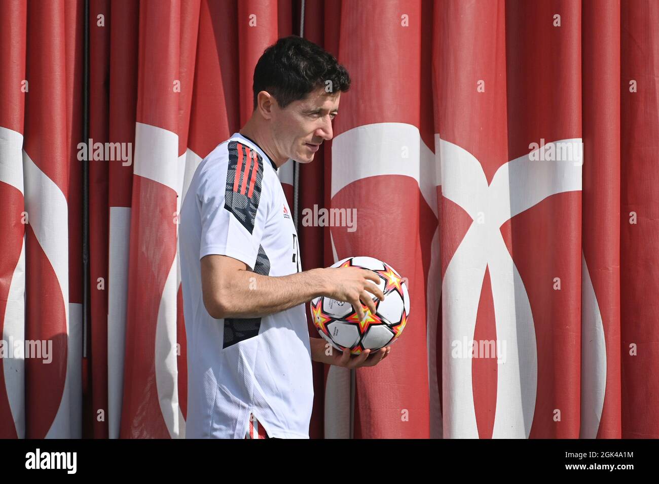 Vorhang auf - Robert LEWANDOWSKI (FC Bayern München) mit Ball, Aktion, Einzelbild, getrimmt Einzelmotiv, Halbfigur, Halbfigur. Abschlusstraining vor dem CL-Spiel - FC Barcelona - FC Bayern München am 13.09.2021 Soccer Champions League. DIE DFL-VORSCHRIFTEN VERBIETEN DIE VERWENDUNG VON FOTOS ALS BILDSEQUENZEN UND/ODER QUASI-VIDEO. Foto: Marco Donato/FC Bayern München via SVEN SIMON Fotoagentur GmbH & Co. Pressefoto KG # Prinzessin-Luise-Str. 41 # 45479 M uelheim/R uhr # Tel 0208/9413250 # Fax. 0208/9413260 # GLS Bank # BLZ 430 609 67 # Konto 4030 025 100 # IBAN DE75 4306 0967 4030 0251 00 # BI Stockfoto