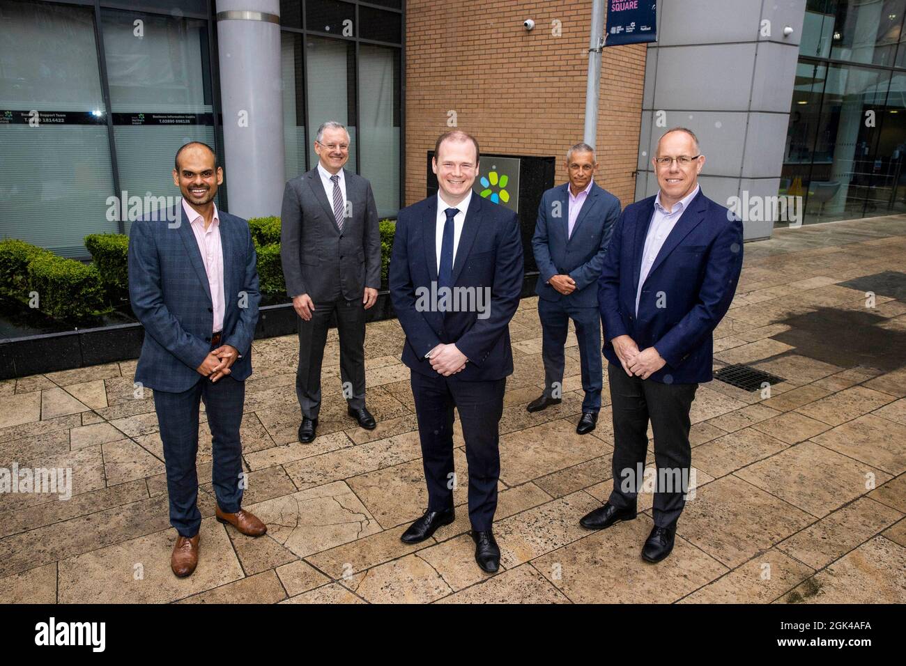 (Von links nach rechts) Thomas Raju, Standortleiter Belfast, Kevin Holland, CEO von Invest NI, Gordon Lyons, NI Economy Minister, Ray Hallen Managing Director of Cybersecurity, Garvin McKee, Chief Revenue Officer, nimmt an einer Ankündigung für Invest NI in Belfast Teil. Das New Yorker Cybersecurity-Unternehmen Agio, das künstliche Intelligenz für den Finanzdienstleistungssektor bereitstellt, wird in Belfast ein neues Technologiezentrum einrichten, das 100 Arbeitsplätze schafft. Stockfoto