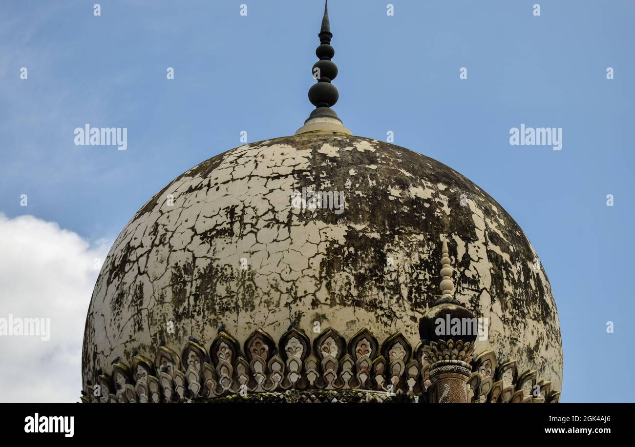 Antike islamische Architekturkunst Spitzarches Seven Tombs Dome und Blue Sky Stockfoto