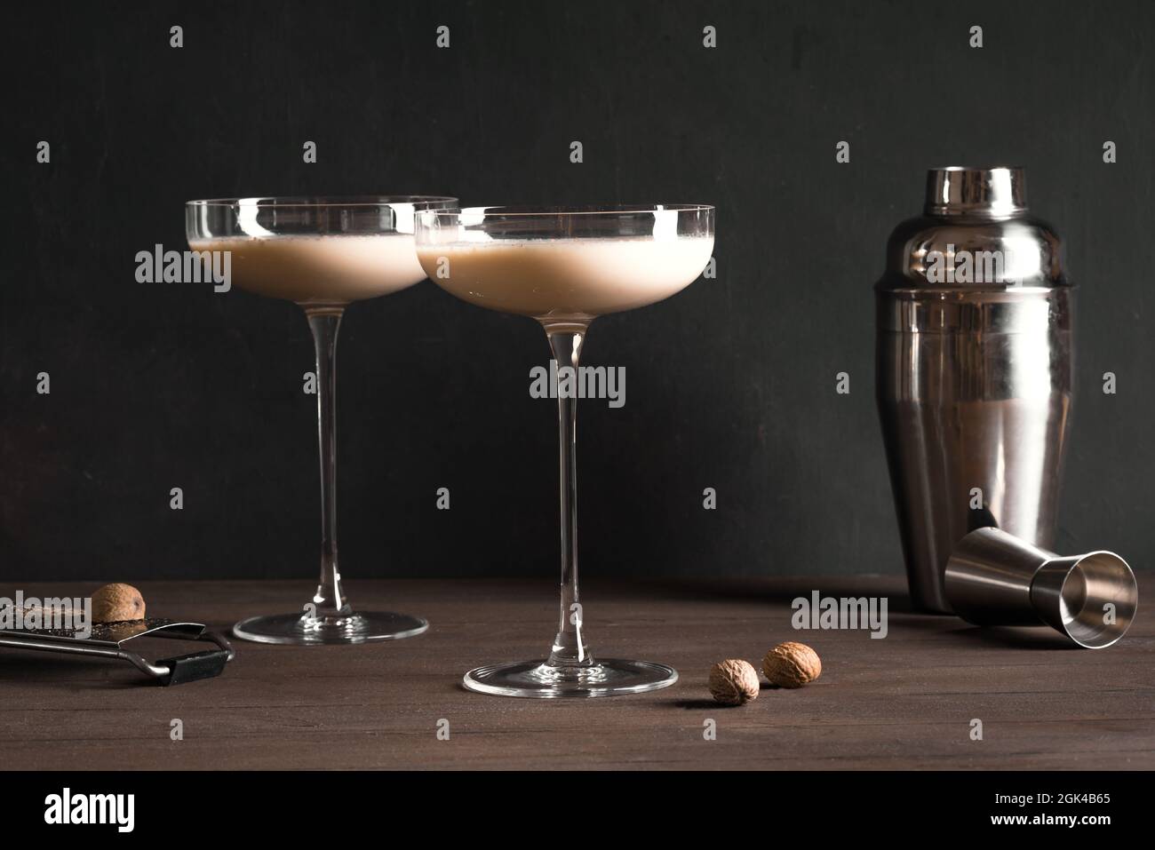 Brandy Alexander Cocktail mit Muskatnuss. Alkohol Urlaub Cocktail Getränk Rezept - Brandy alexander. Stockfoto