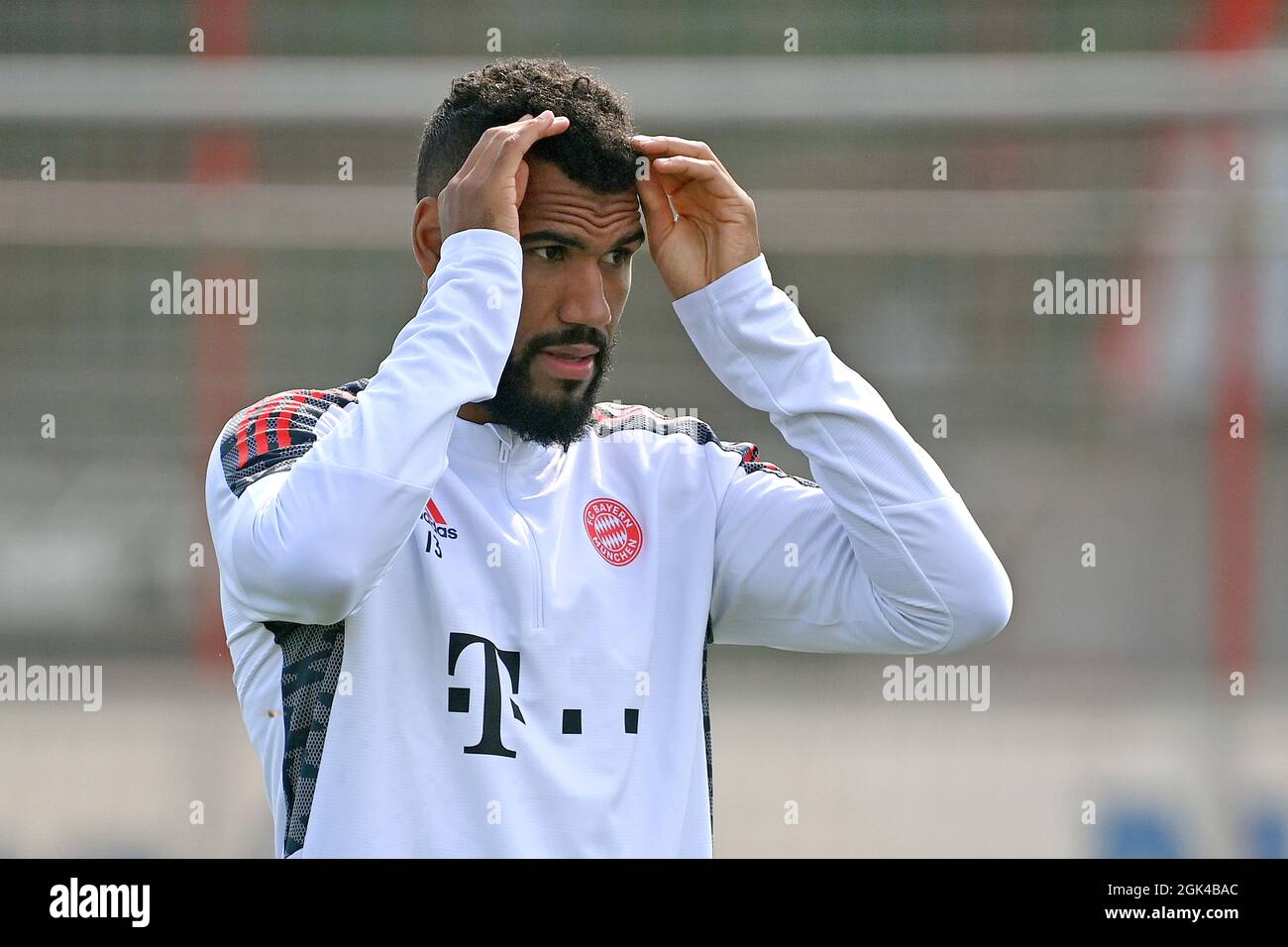 Eric Maxim Choupo-Moting (FC Bayern München), Gesten, skeptisch, Aktion, Einzelbild, Abgeschnitten Einzelmotiv, Halbfigur, Halbfigur. Abschlusstraining vor dem CL-Spiel - FC Barcelona - FC Bayern München am 13.09.2021 Soccer Champions League. DIE DFL-VORSCHRIFTEN VERBIETEN DIE VERWENDUNG VON FOTOS ALS BILDSEQUENZEN UND/ODER QUASI-VIDEO. Foto: Marco Donato/FC Bayern München via SVEN SIMON Fotoagentur GmbH & Co. Pressefoto KG # Prinzessin-Luise-Str. 41 # 45479 M uelheim/R uhr # Tel 0208/9413250 # Fax. 0208/9413260 # GLS Bank # BLZ 430 609 67 # Konto 4030 025 100 # IBAN DE75 4306 0967 4030 0251 00 Stockfoto