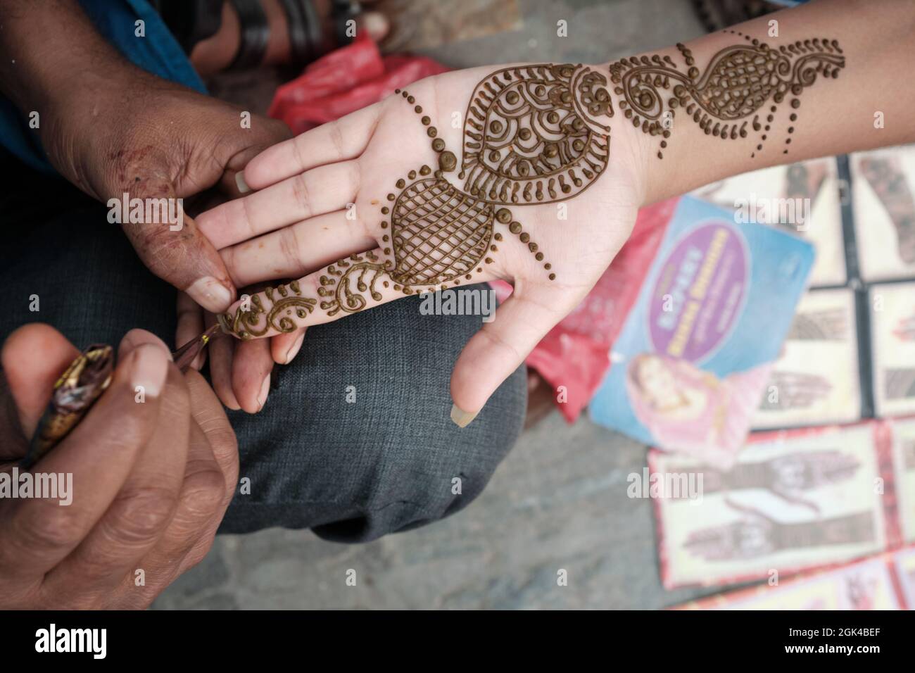 Ein Mädchen, das anlässlich des Teej-Festivals in Kathmandu, Nepal, ihre Hand mit Henna bemalt hat Stockfoto