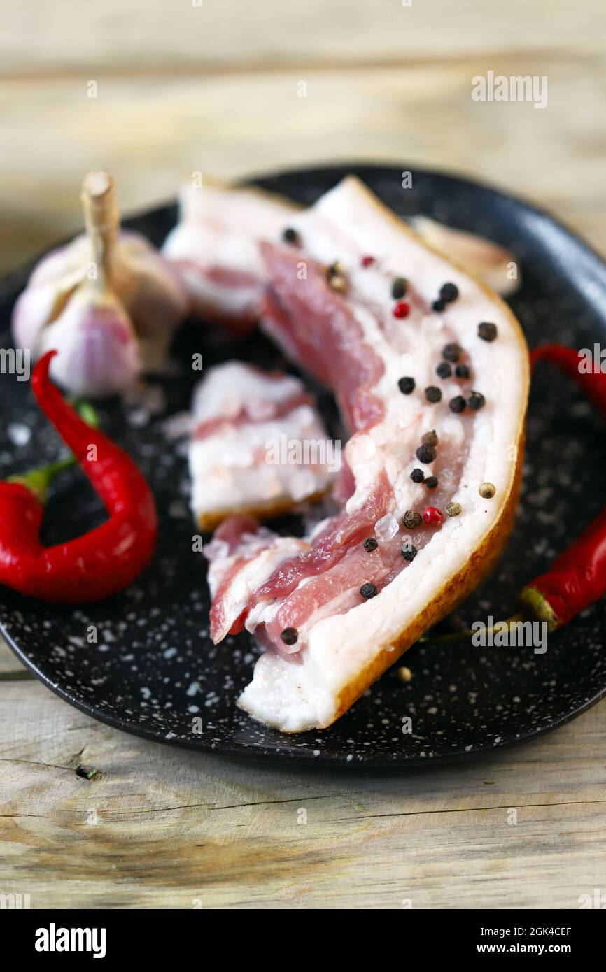 Schmalz mit Fleisch mit Gewürzen und Salz. Salzender Schmalz. Speck. Stockfoto