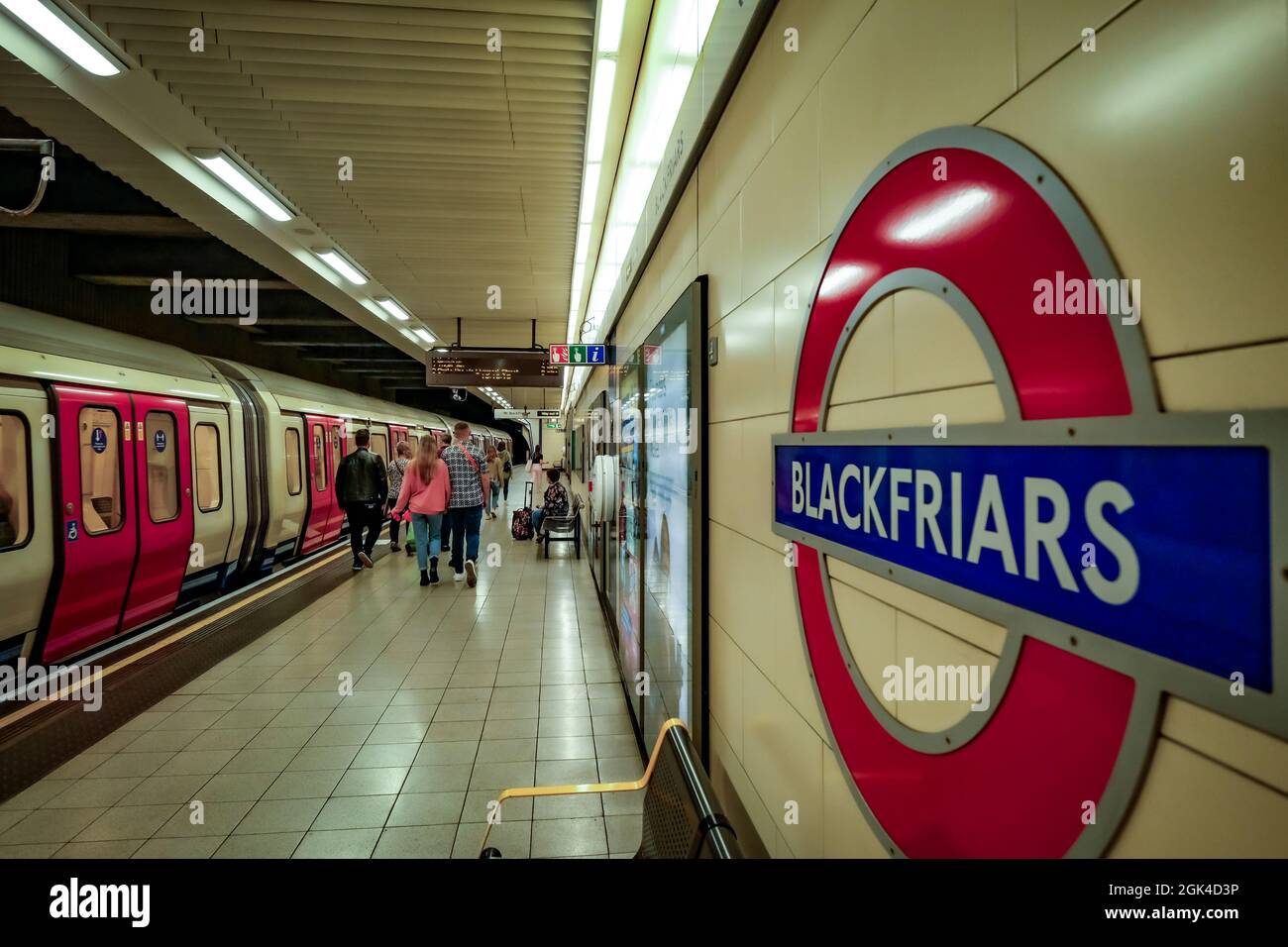 London, September 2021: Bahnsteig der Blackfriars London Underground Station Stockfoto