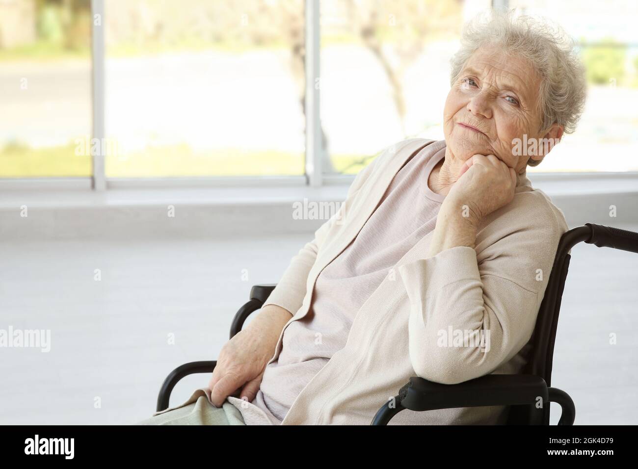 Behinderte ältere Frau im Rollstuhl zu Hause Stockfoto
