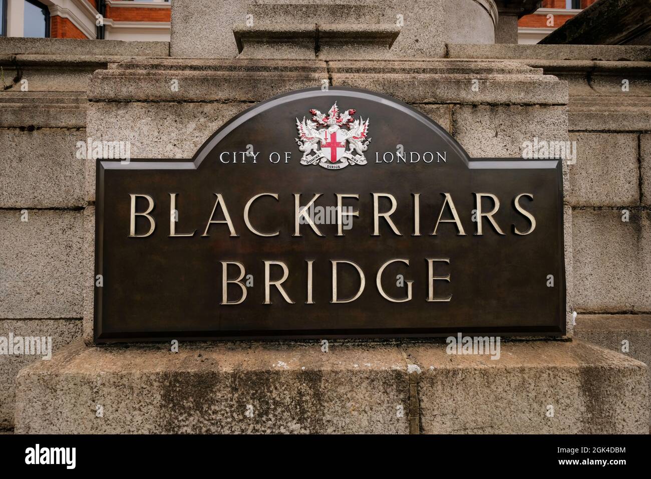London, September 2021: Schild Blackfriars Bridge. Eine Fuß- und Straßenverkehrsbrücke über die Themse Stockfoto
