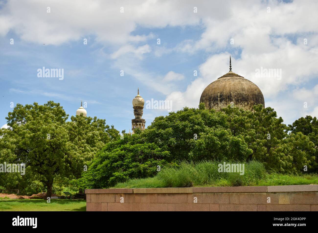 Antike islamische Architekturkunst Spitzarches Seven Tombs Dome und Blue Sky Green Trees Stockfoto