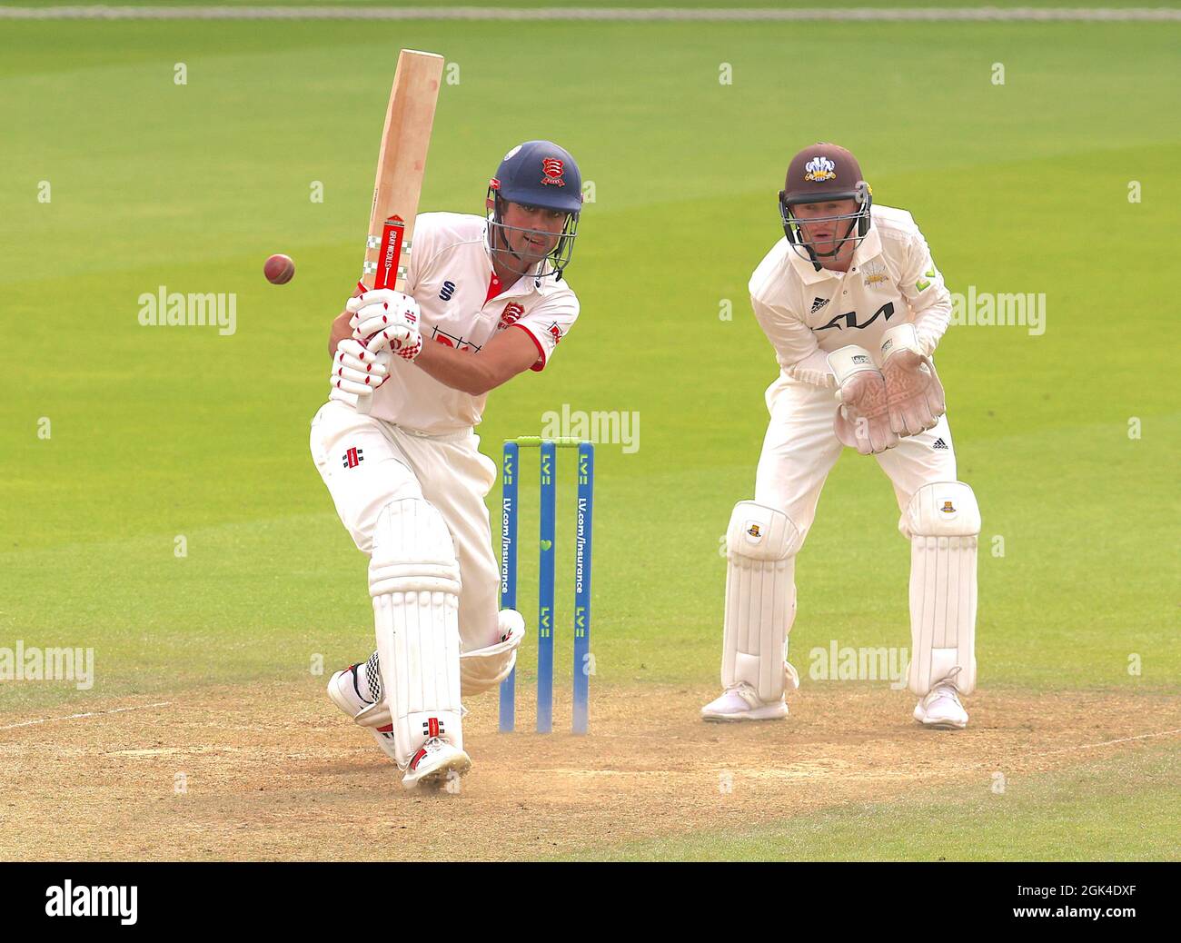 13. September 2021. London, Großbritannien. Alastair Cook aus Essex, der am zweiten Tag im Kia Oval gegen Essex im County Championshibeco flattiert. David Rowe/Alamy Live News Stockfoto