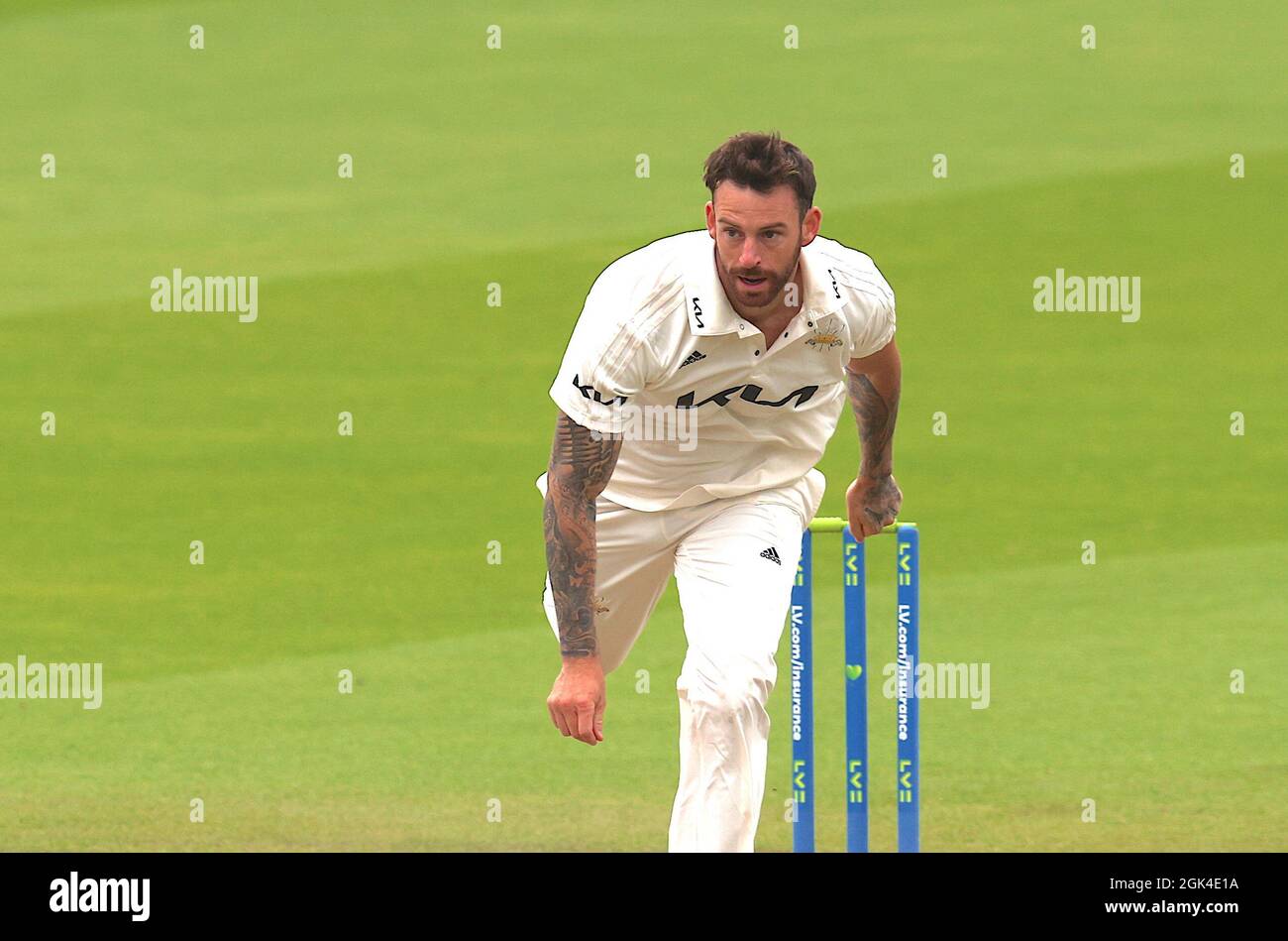 13. September 2021. London, Großbritannien. Surreys Jordan Clark Bowling als Surrey gegen Essex in der County Championship beim Kia Oval, Tag zwei. David Rowe/Alamy Live News Stockfoto