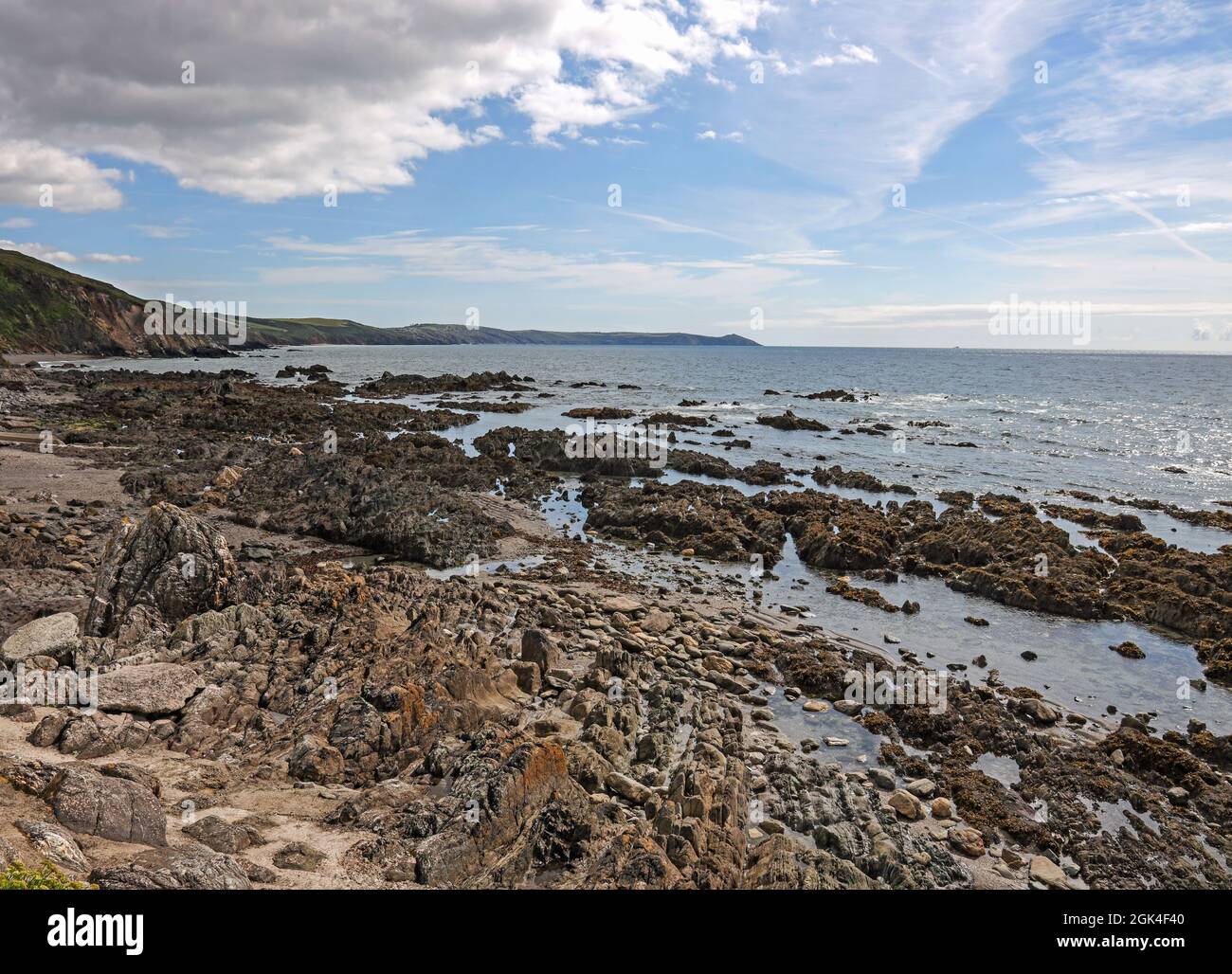 Die zerklüftete Küste von Portwrinkle auf der Rame Peninsula in Cornwall mit Blick über Whitsand Bay in Richtung Rame Head Stockfoto