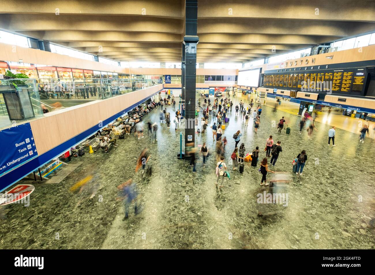 London, September 2021: Euston Station main concourse - Major Railway Endstation in Central London Stockfoto