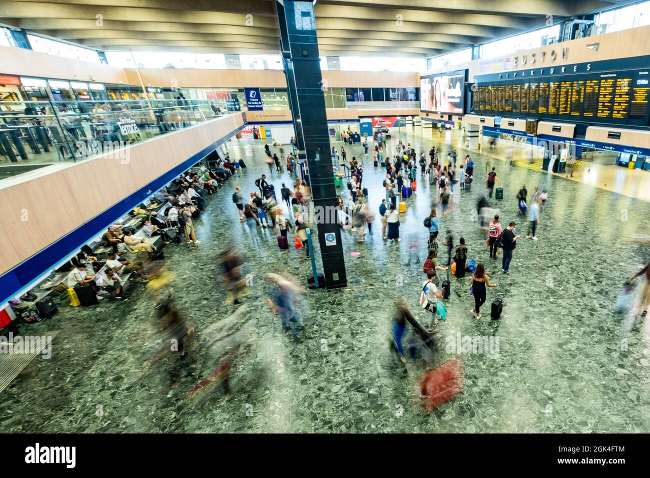 London, September 2021: Euston Station main concourse - Major Railway Endstation in Central London Stockfoto