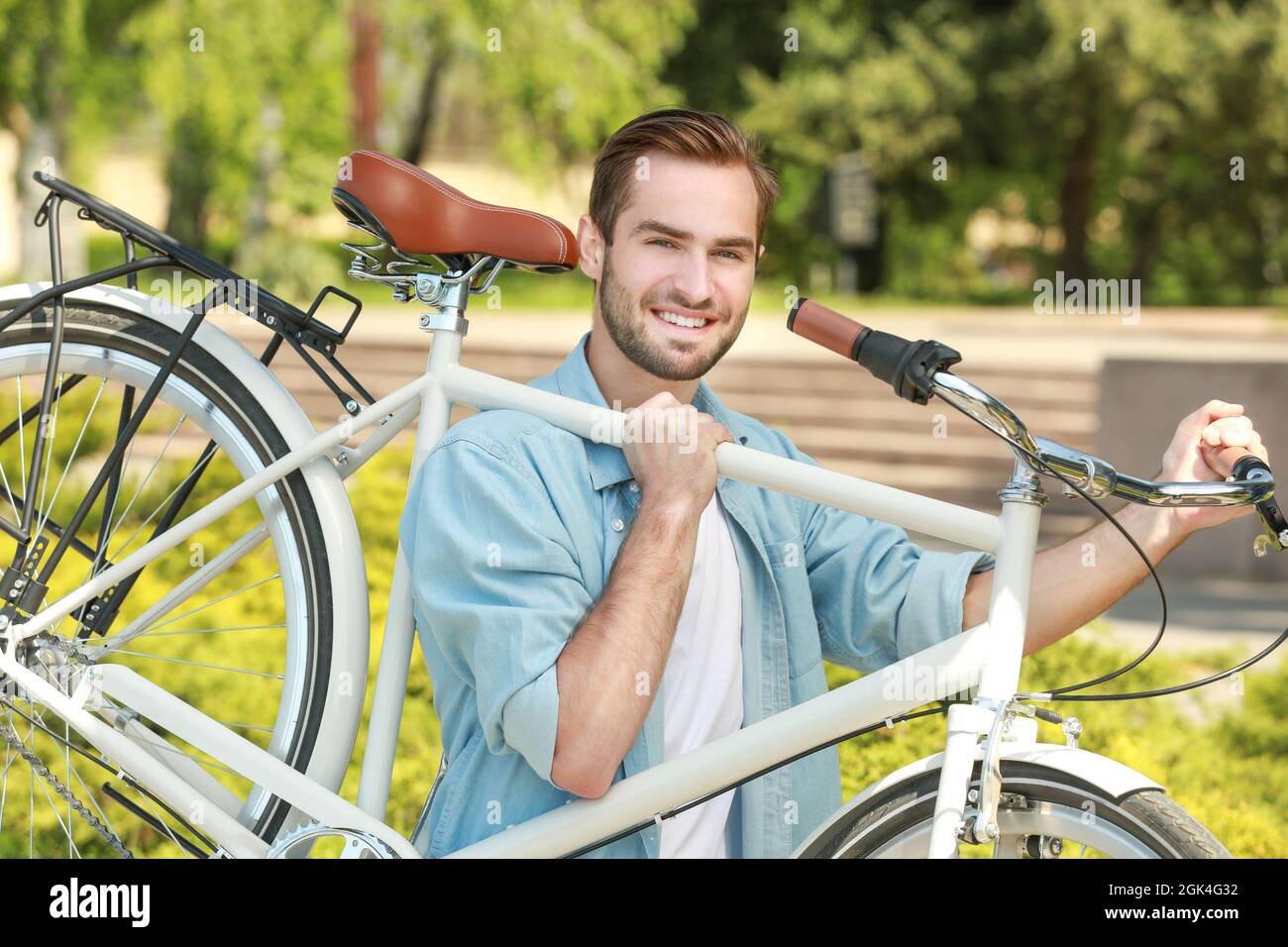Schöner junger Mann mit Fahrrad im Freien Stockfotografie - Alamy