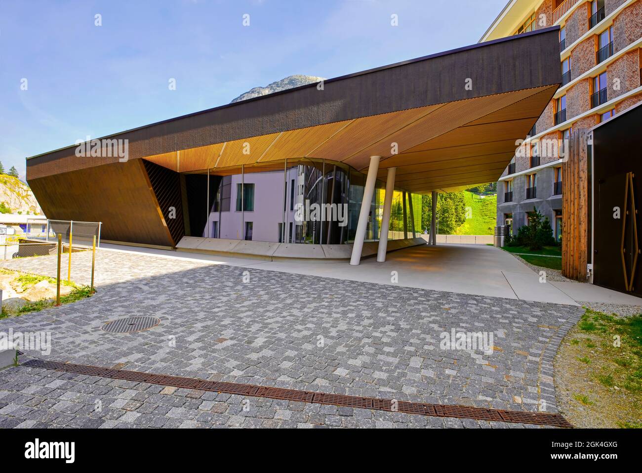 Blick auf die Konzerthalle Andermatt. Andermatt ist ein Bergdorf und Gemeinde im Kanton Uri in der Schweiz. Stockfoto