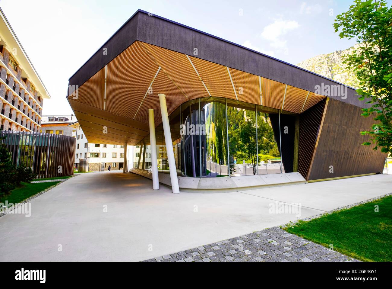 Blick auf die Konzerthalle Andermatt. Andermatt ist ein Bergdorf und Gemeinde im Kanton Uri in der Schweiz. Stockfoto