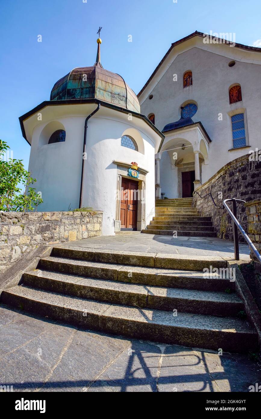 Die runde Friedhofskapelle vor der Wassen Kirche stammt aus dem Jahr 1742 und ist mit einem Zwiebelhelm gekrönt. Wassen, Oberes Reusstal, Schweiz Stockfoto