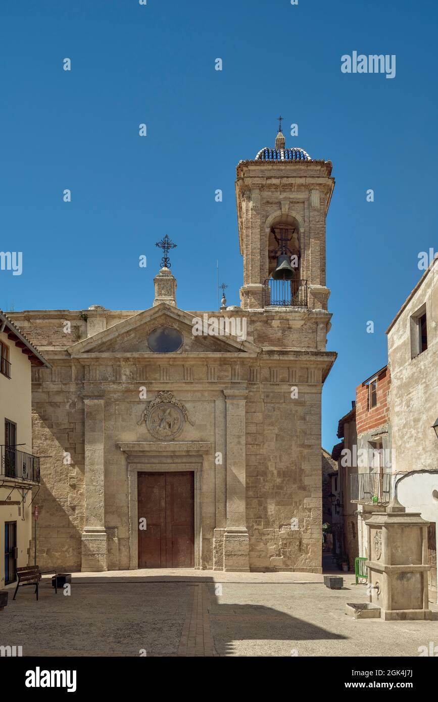Kirche San Nicolas mit einem neoklassizistischen Portal in der Stadt Requena in der Provinz Valencia, Spanien, Europa Stockfoto