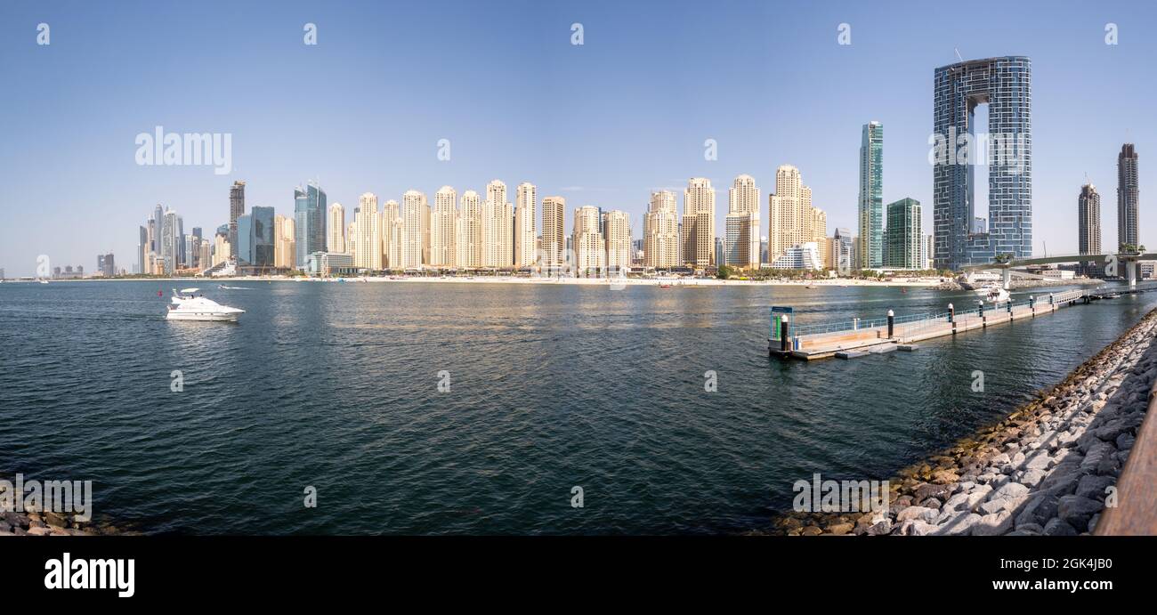 Dubai, VAE, 02/07/2020. Panoramablick über die Landschaft der Jumeirah Beach Residence (JBR), die Strandskilhouette des Address Residences Jumeirah Resort. Stockfoto