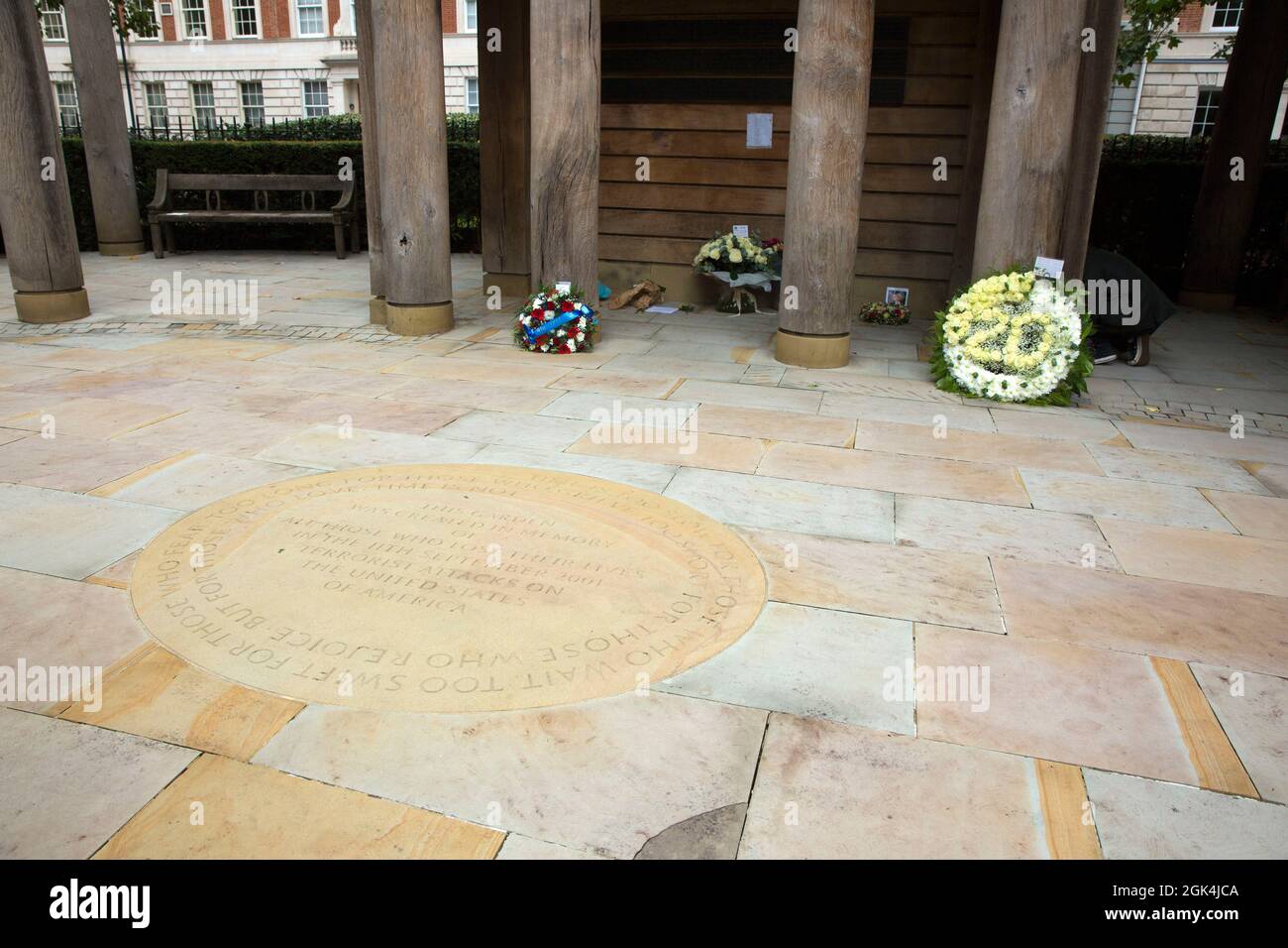 Am 20. Jahrestag der Anschläge, dem 11. September 2020, besuchen Menschen ein Denkmal für die Opfer der Terroranschläge von 9/11 auf dem Grosvenor Square in London Stockfoto