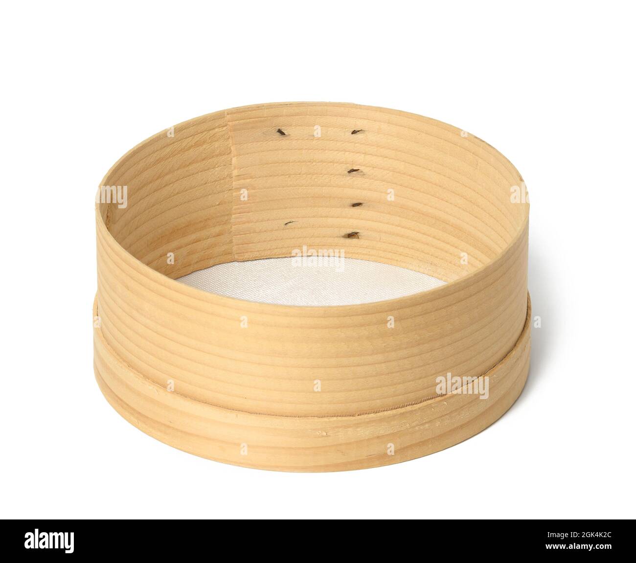 Rundes Küchensieb aus Holz isoliert auf weißem Hintergrund, Utensilien Stockfoto