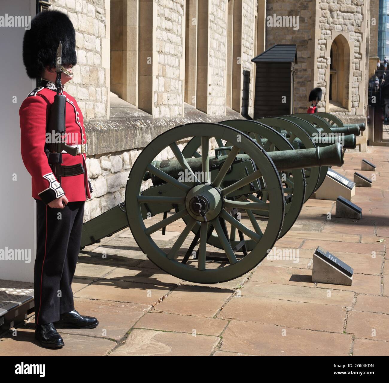 Eine Schotten-Wache im Dienst in den Waterloo Barracks, Tower of London, neben einer Reihe französischer Waffen, die in der Schlacht von waterloo gefangen genommen wurden. Stockfoto