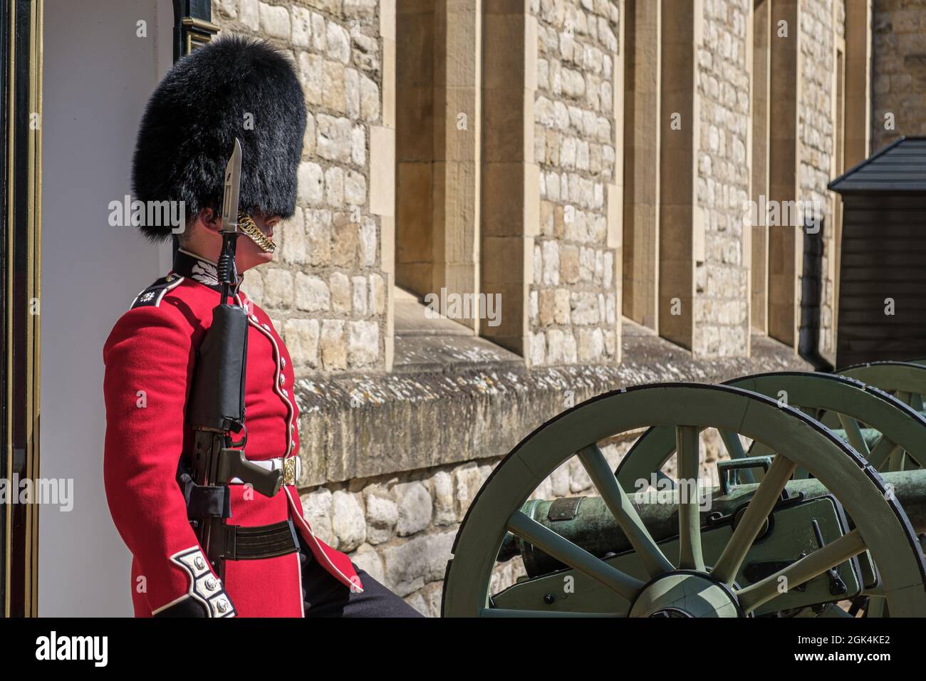 Nahaufnahme einer Schotten-Garde, die in den Waterloo Barracks, Tower of London, im Einsatz ist, neben einer Reihe französischer Waffen, die in der Schlacht von waterloo gefangen genommen wurden. Stockfoto
