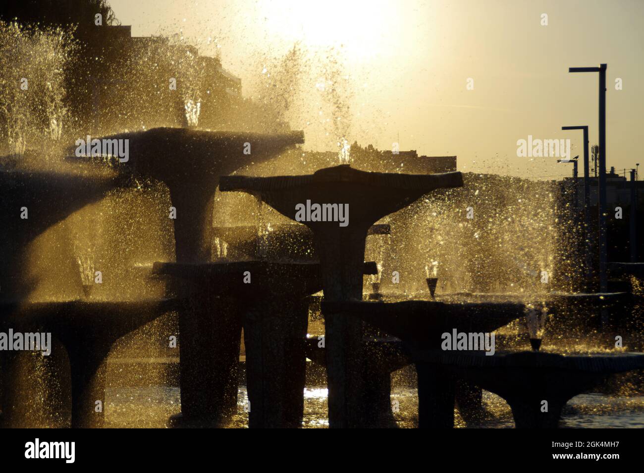 Gdynia, Polen, Stadtbrunnen bei Sonnenuntergang. Reisen durch Europa. Sommer in der Stadt. Stockfoto