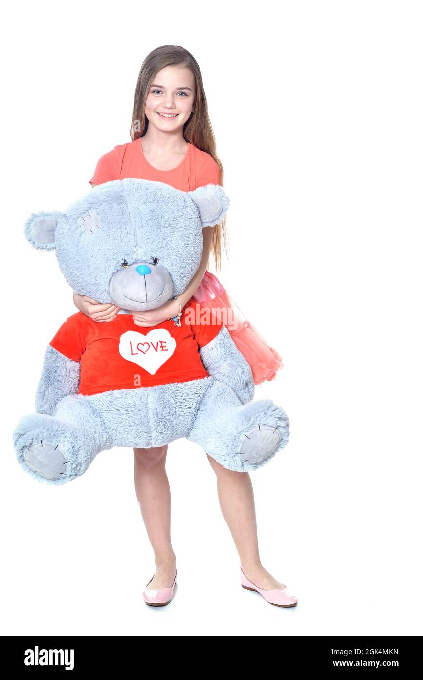 Glückliches Mädchen wooth großen blauen Teddybär posiert Stockfoto