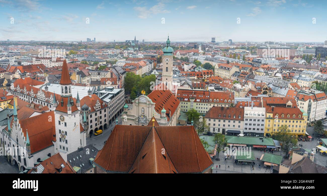 Panorama-Luftaufnahme von München mit altem Rathaus, Heiliggeistkirche und Viktualienmarkt - München, Bayern, Deutschland Stockfoto