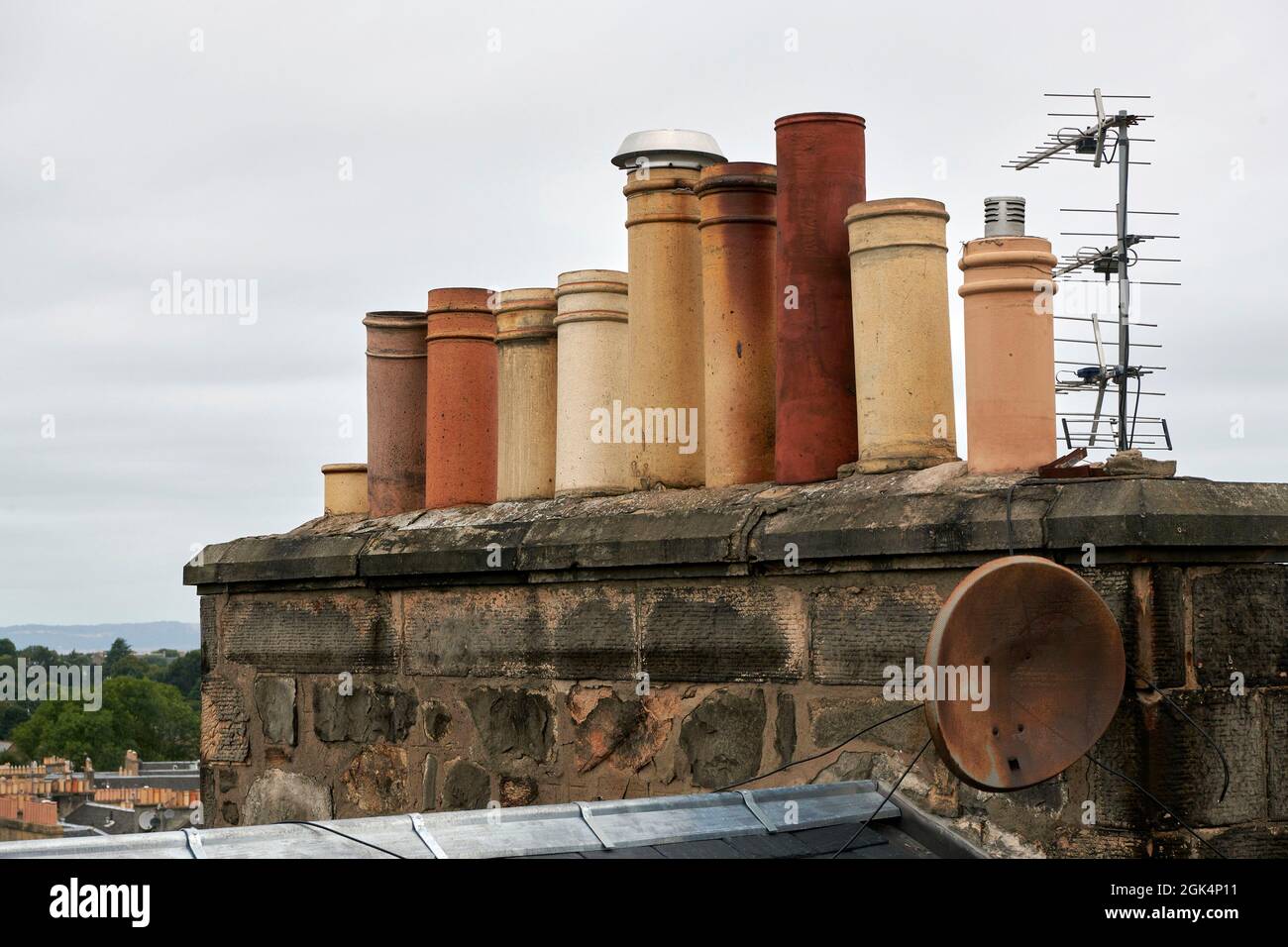 Schornsteintöpfe in der neuen Stadt, Edinburgh, Zentralschottland, Großbritannien Stockfoto