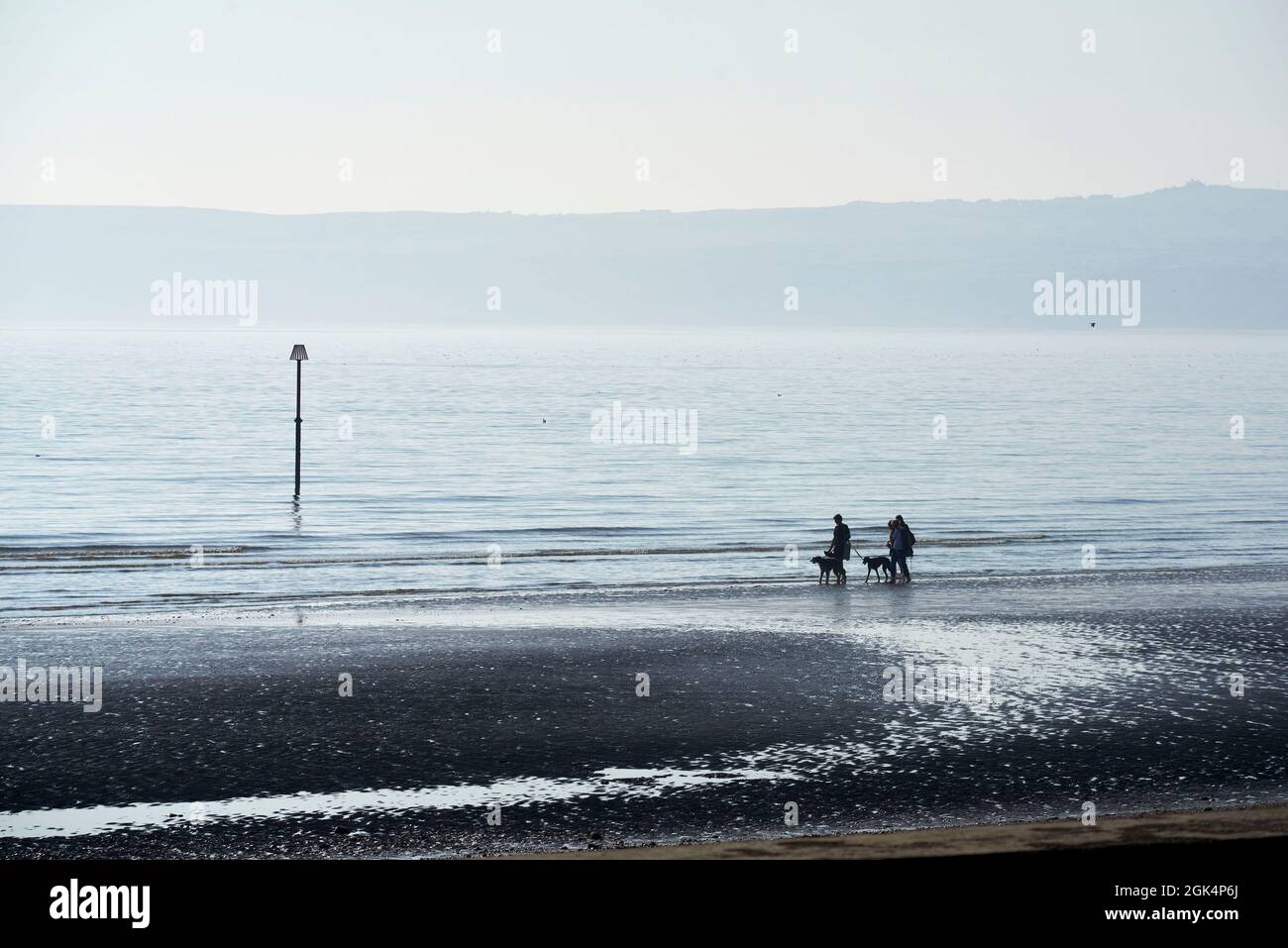 Menschen, die am Filey Beach, an der Ostküste von North Yorkshire, mit Urlaubern beschäftigt sind, Nordengland, Großbritannien Stockfoto