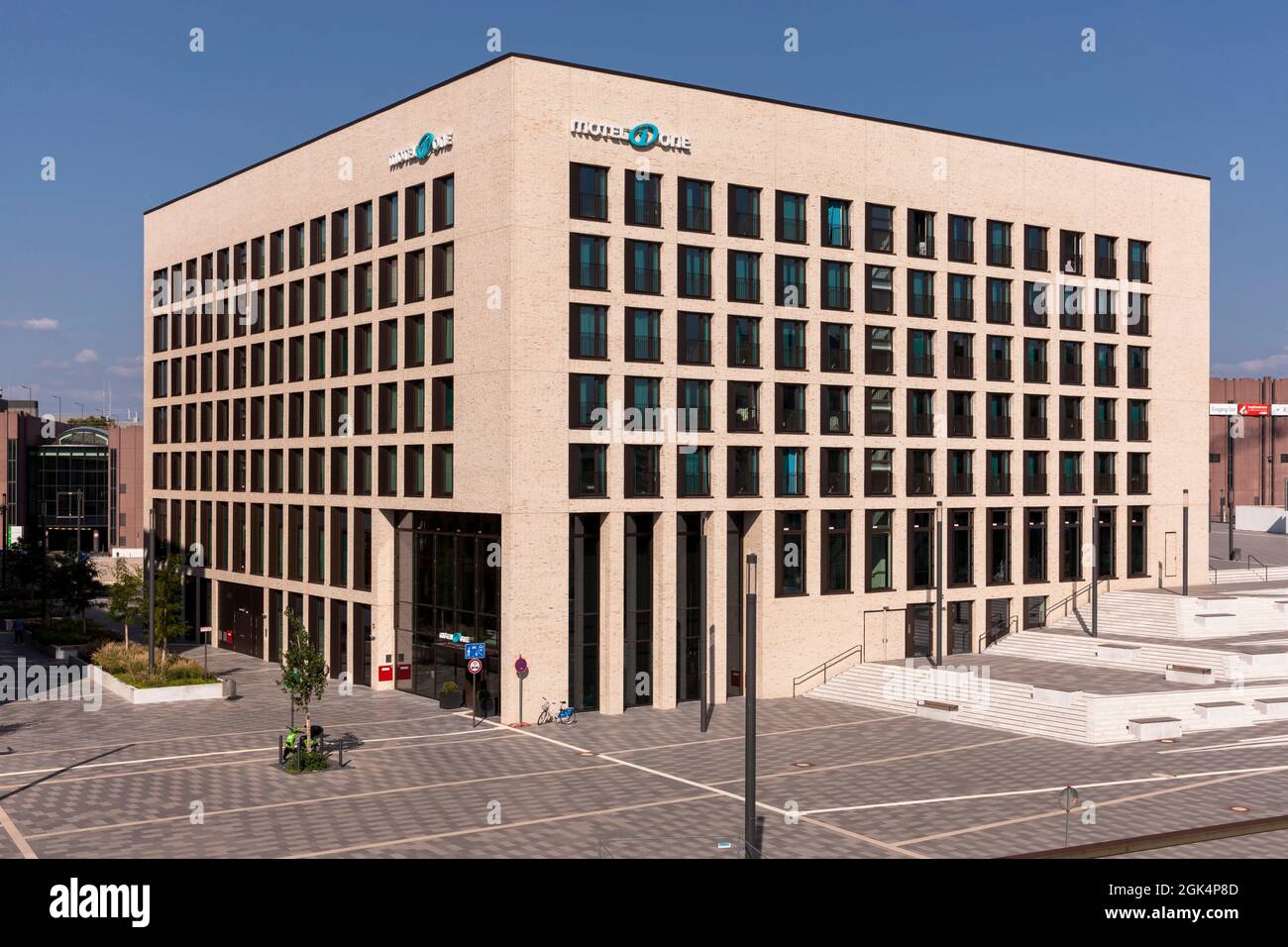 Das Motel One Hotel in der MesseCity im Stadtteil Deutz, Köln, Deutschland. das Motel One Hotel in der MesseCity im Stadtteil Deutz, Köln, Deutsch Stockfoto