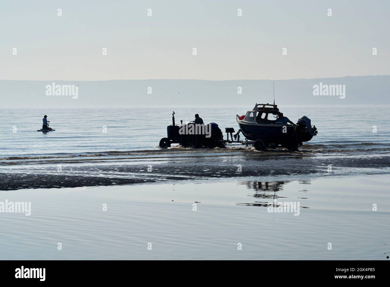 Alter Traktor zum Abschuss von Fischerbooten Fischerboote am Filey Beach, North Yorkshire Ostküste, beschäftigt mit Urlaubern, Nordengland, Großbritannien Stockfoto