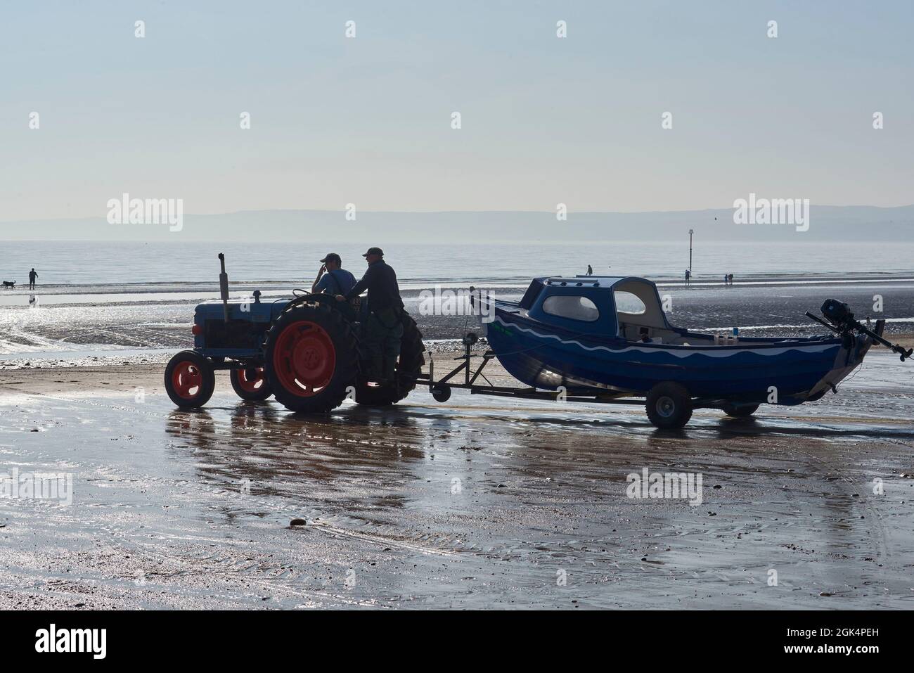 Alter Traktor zum Abschuss von Fischerbooten Fischerboote am Filey Beach, North Yorkshire Ostküste, beschäftigt mit Urlaubern, Nordengland, Großbritannien Stockfoto