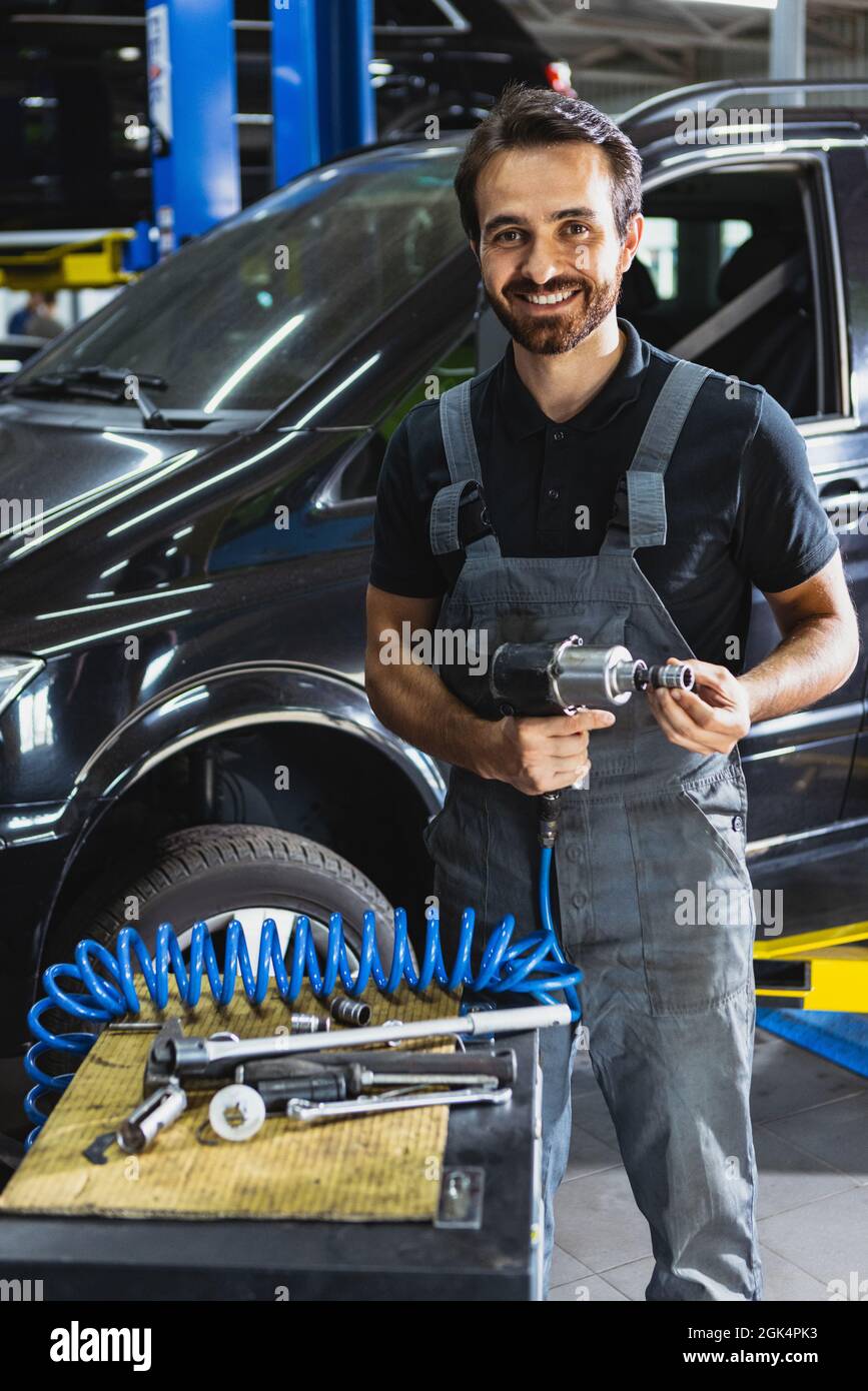 Automechaniker In Der Nhenull